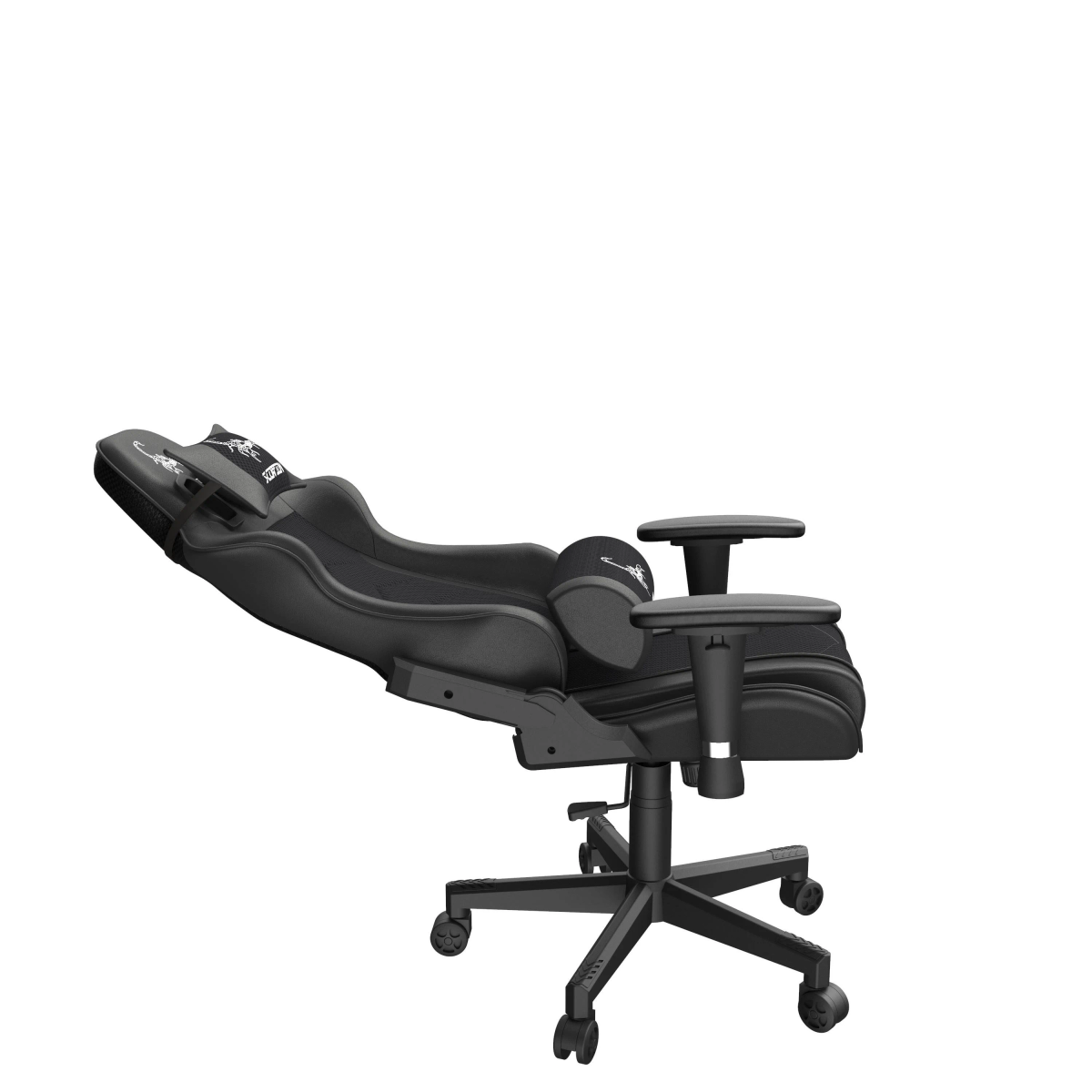 Ein schwarzer Gaming-Stuhl mit Kopfstütze und Armlehnen, nach hinten geneigt.