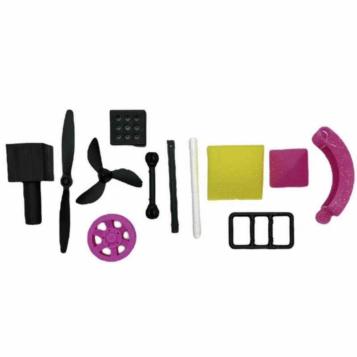 Diverses pièces de kit de modèle en plastique. Comprend des hélices, des roues et d'autres formes.