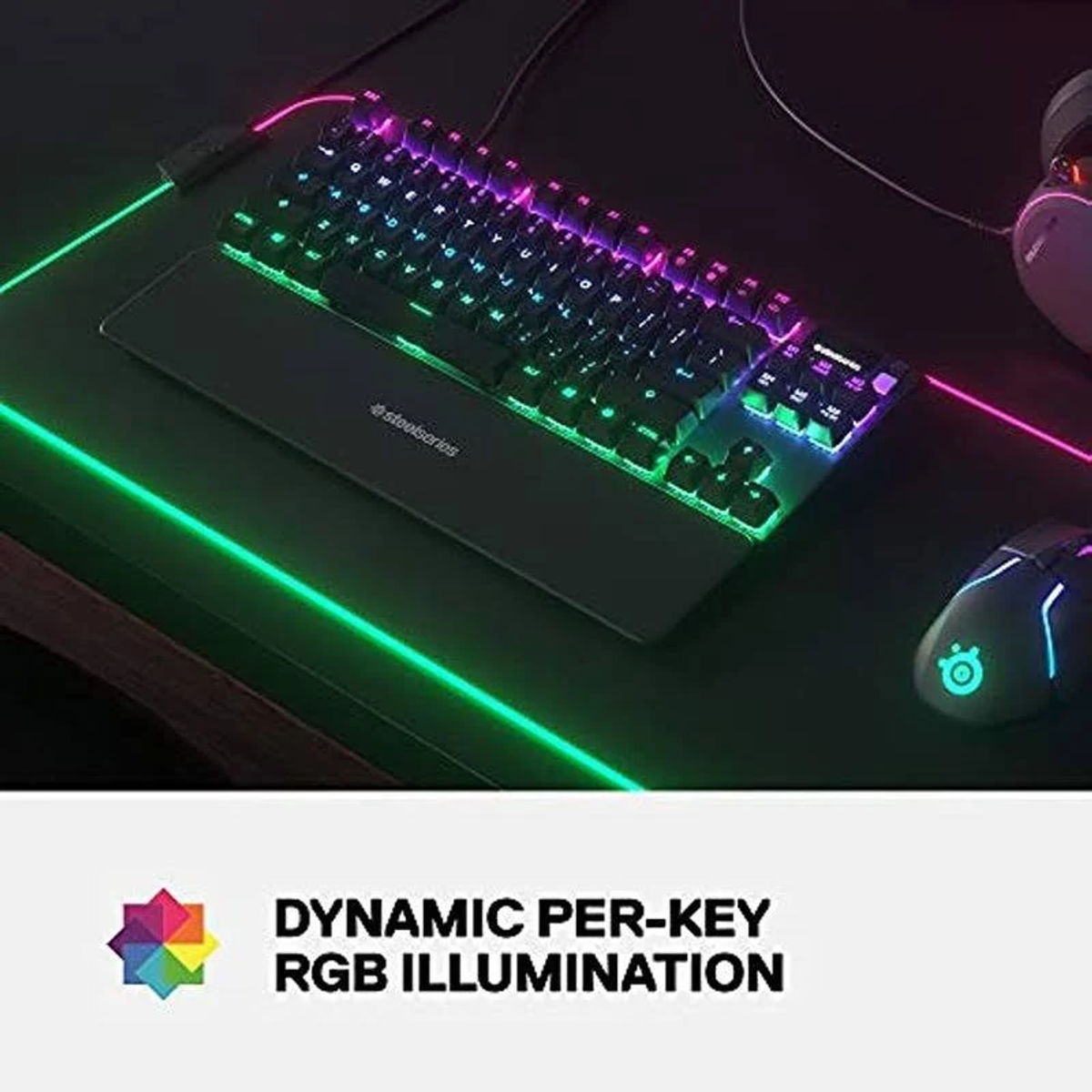 Klawiatura na czarnej macie, z podświetleniem RGB i podpórką pod nadgarstki, z logo SteelSeries.