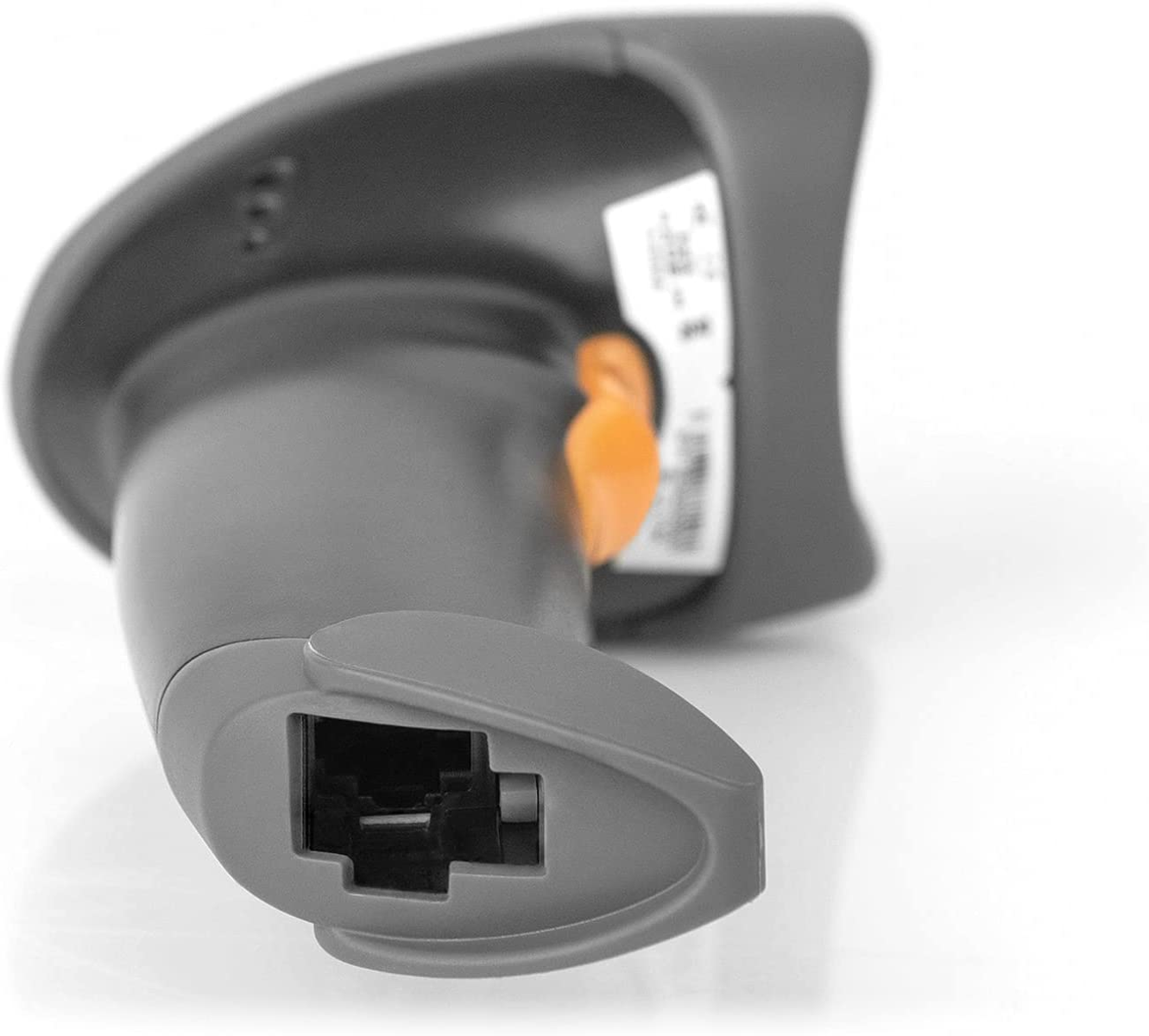 Barcode-Scanner, grau und schwarz. Oranger Auslöser. Weißer Hintergrund, Nahaufnahme.