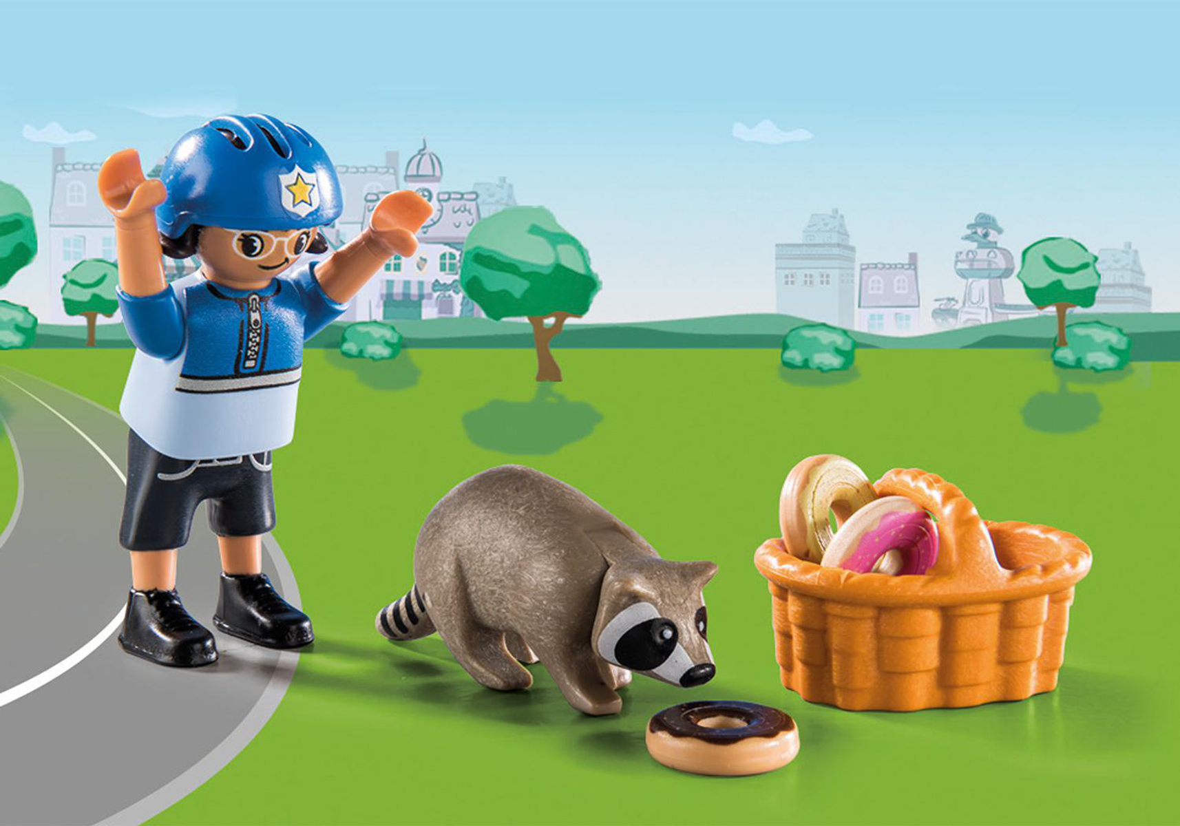 Una figura Playmobil con un procione che mangia una ciambella da un cestino da picnic.