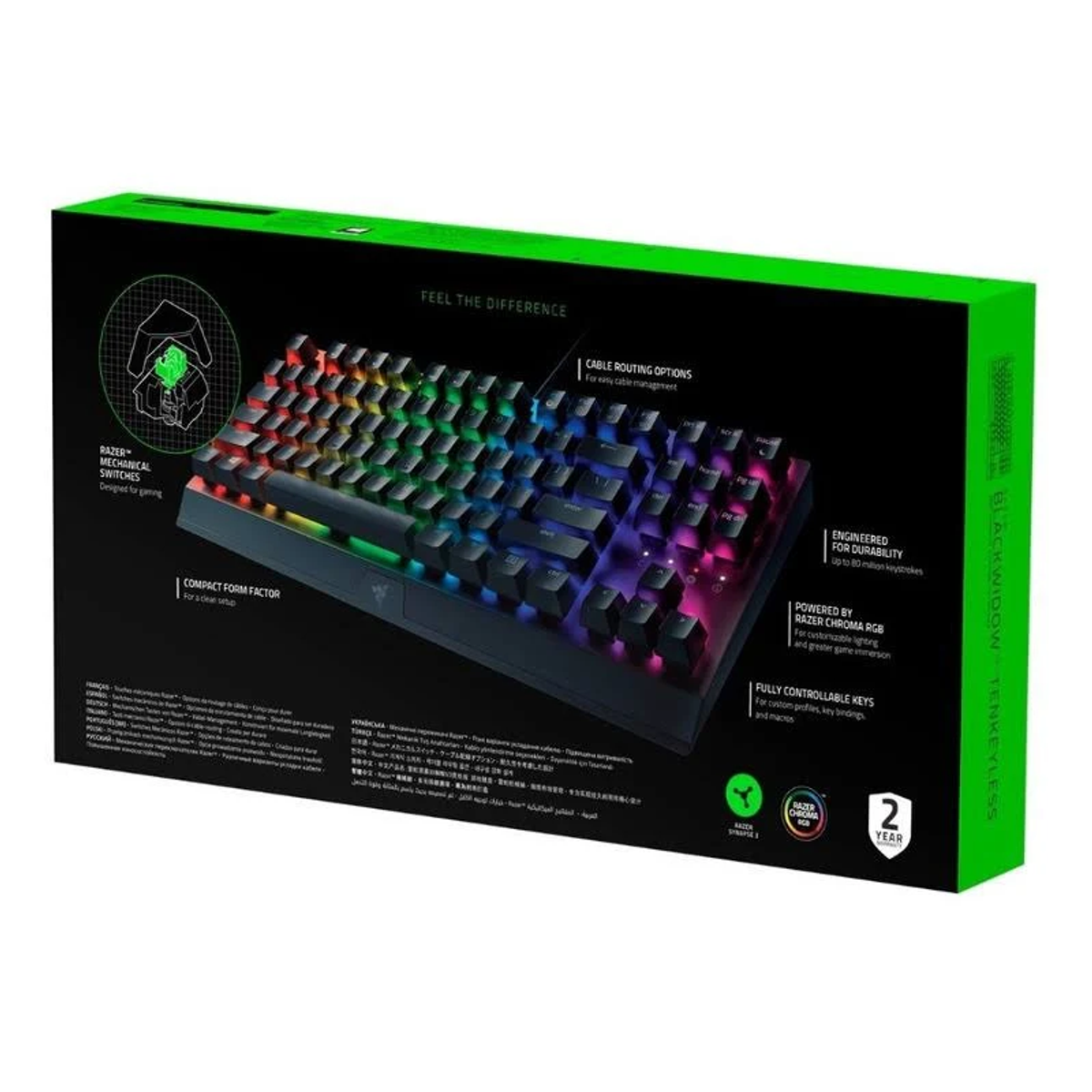 Pudełko z klawiaturą i klawiaturą w środku. Klawiatura jest czarna, z kolorowymi klawiszami. Tekst na pudełku.