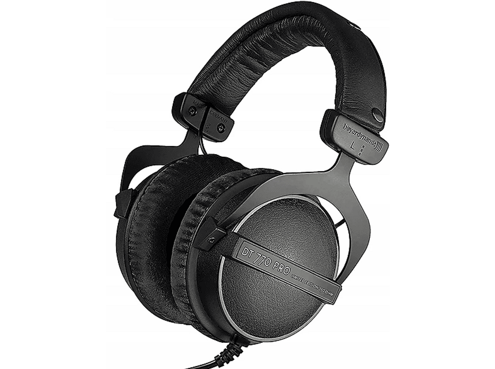 Schwarze Over-Ear-Kopfhörer mit sichtbarem Kabel, auf dunklem Hintergrund.