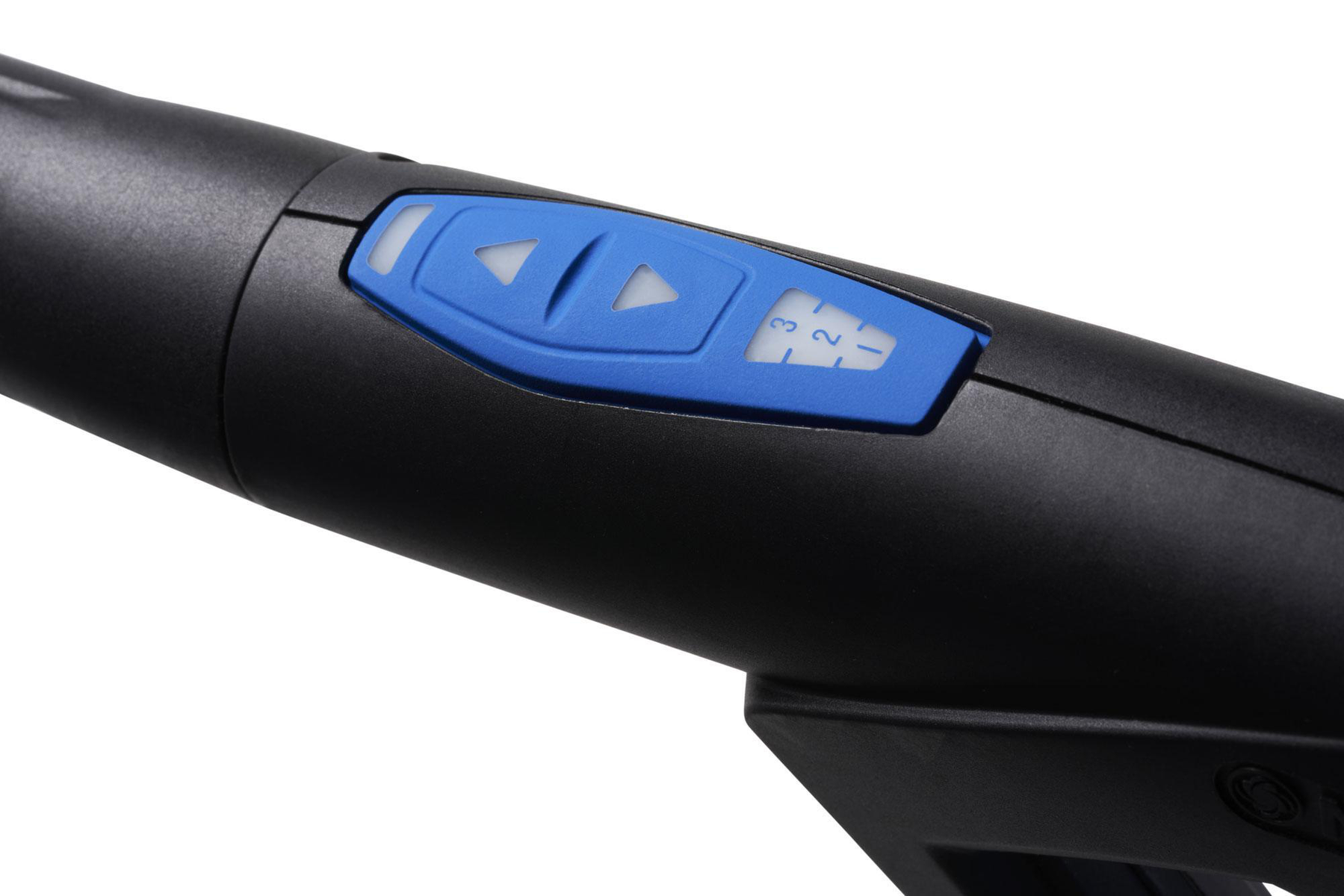 Czarny i niebieski panel sterowania ze strzałkami i numerami na urządzeniu.