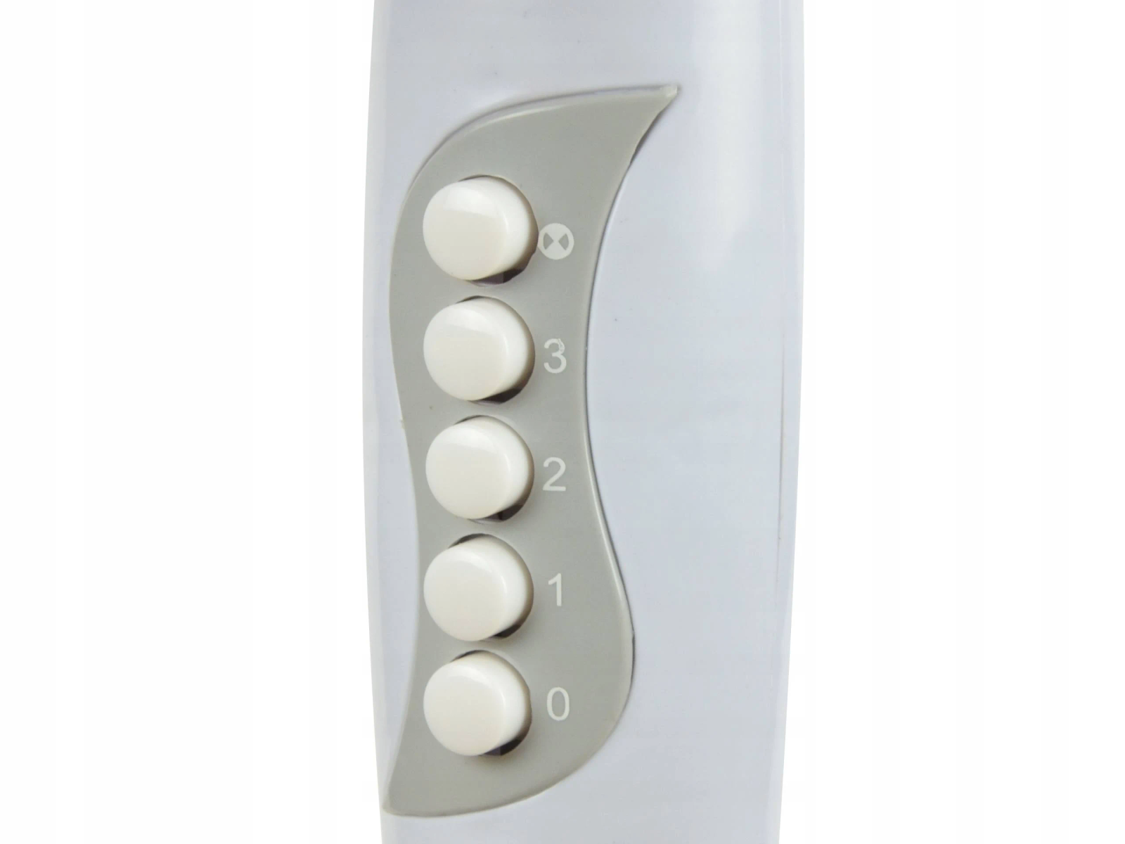 Zbliżenie panelu sterowania białego wentylatora. Przyciski są ponumerowane i białe.