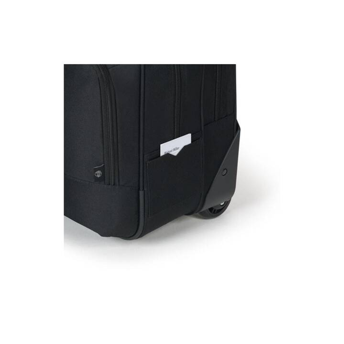 Valise à roulettes noire avec une poche. Une carte blanche est dans la poche. Une roue est visible.