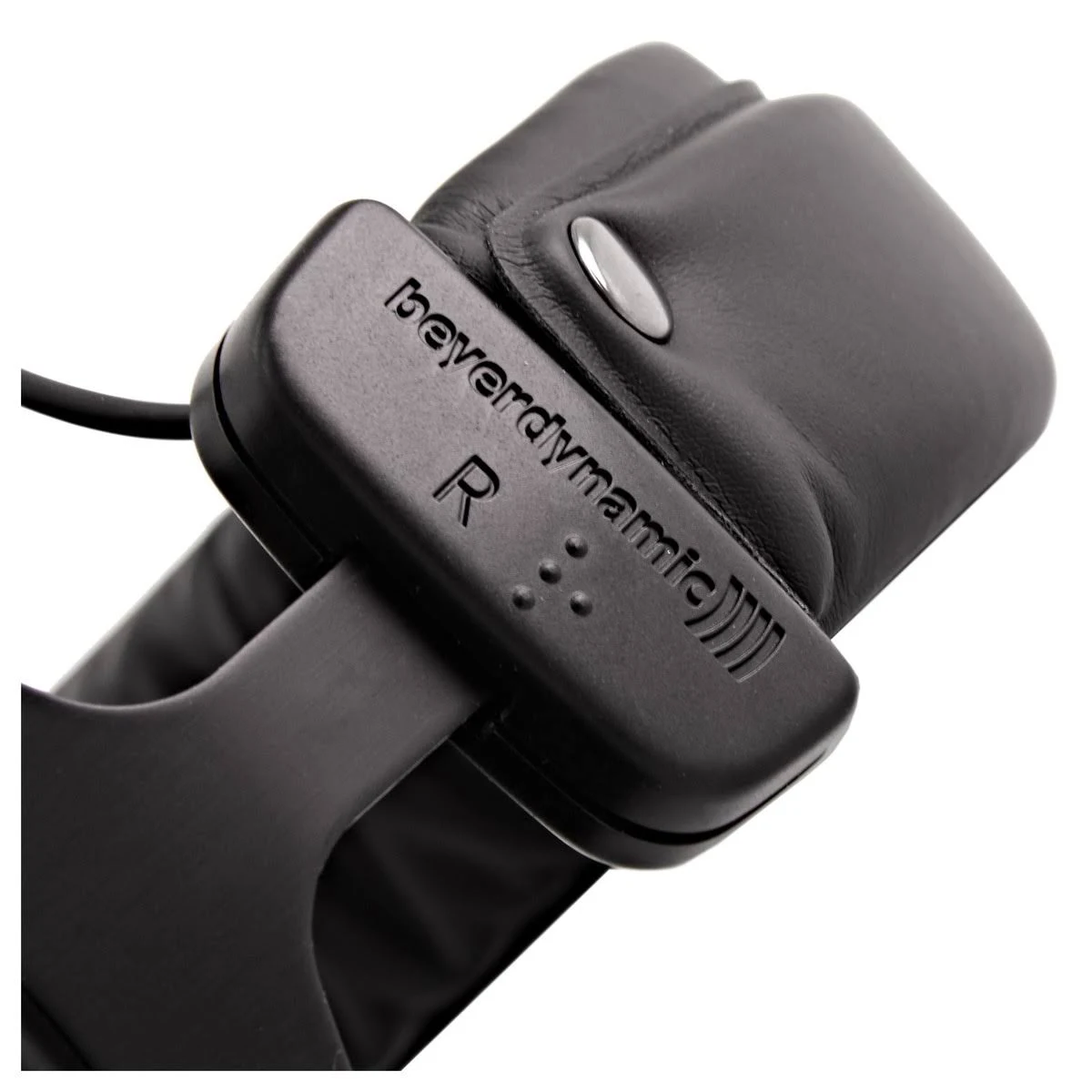 Zbliżenie czarnego elementu słuchawek z logo Beyerdynamic i literą „R”.