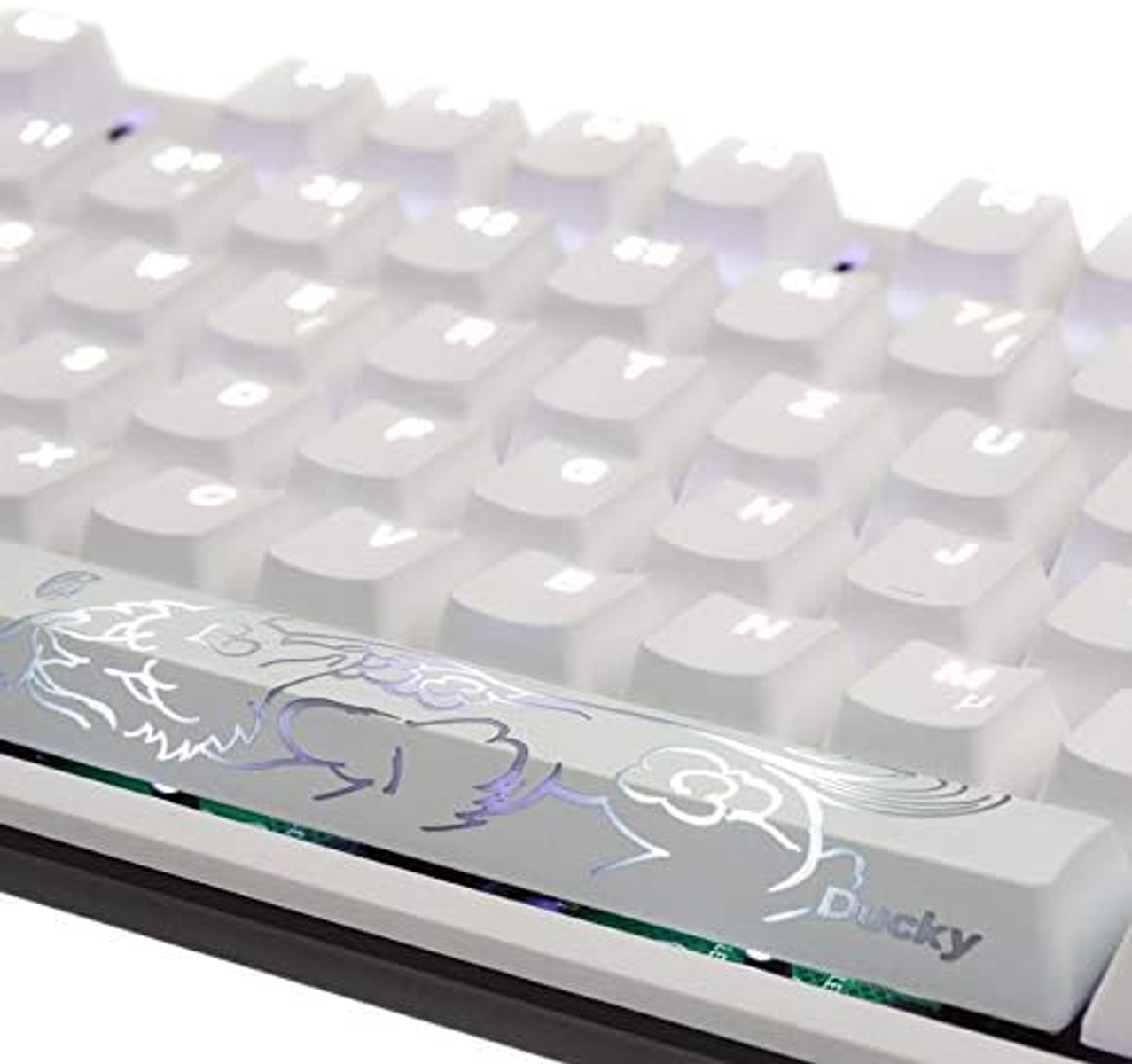 Biała klawiatura Ducky, zbliżenie. Klawisze są białe, z dekoracyjnym spacją. Podświetlane klawisze.