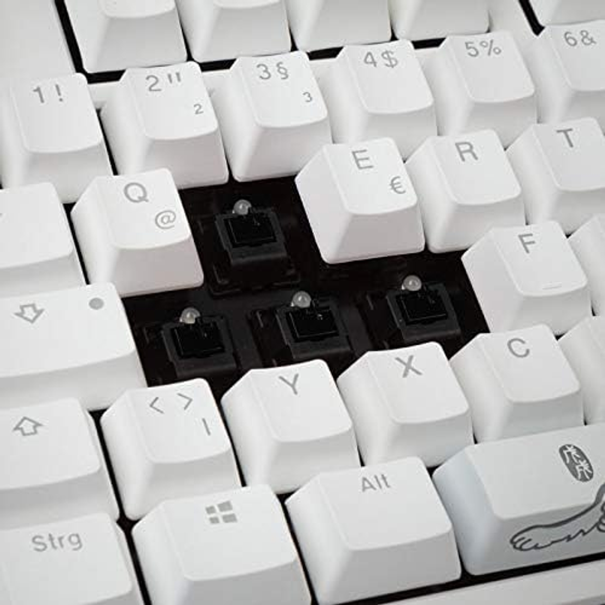 Zbliżenie białej klawiatury mechanicznej z różnymi opisanymi klawiszami i przełącznikami.