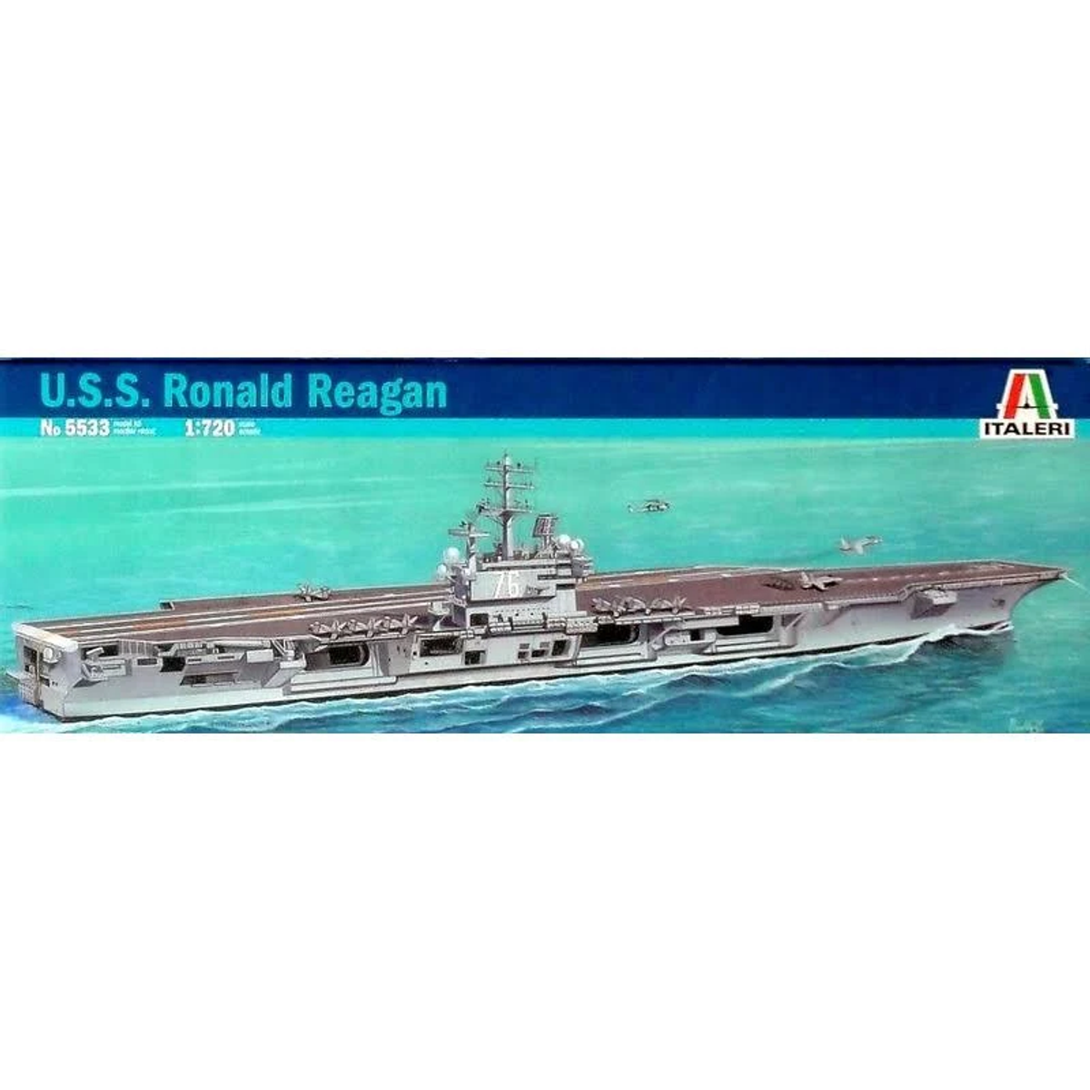 Ein Modell des Flugzeugträgers U.S.S. Ronald Reagan. Das Modell ist grau und hat viele Details.