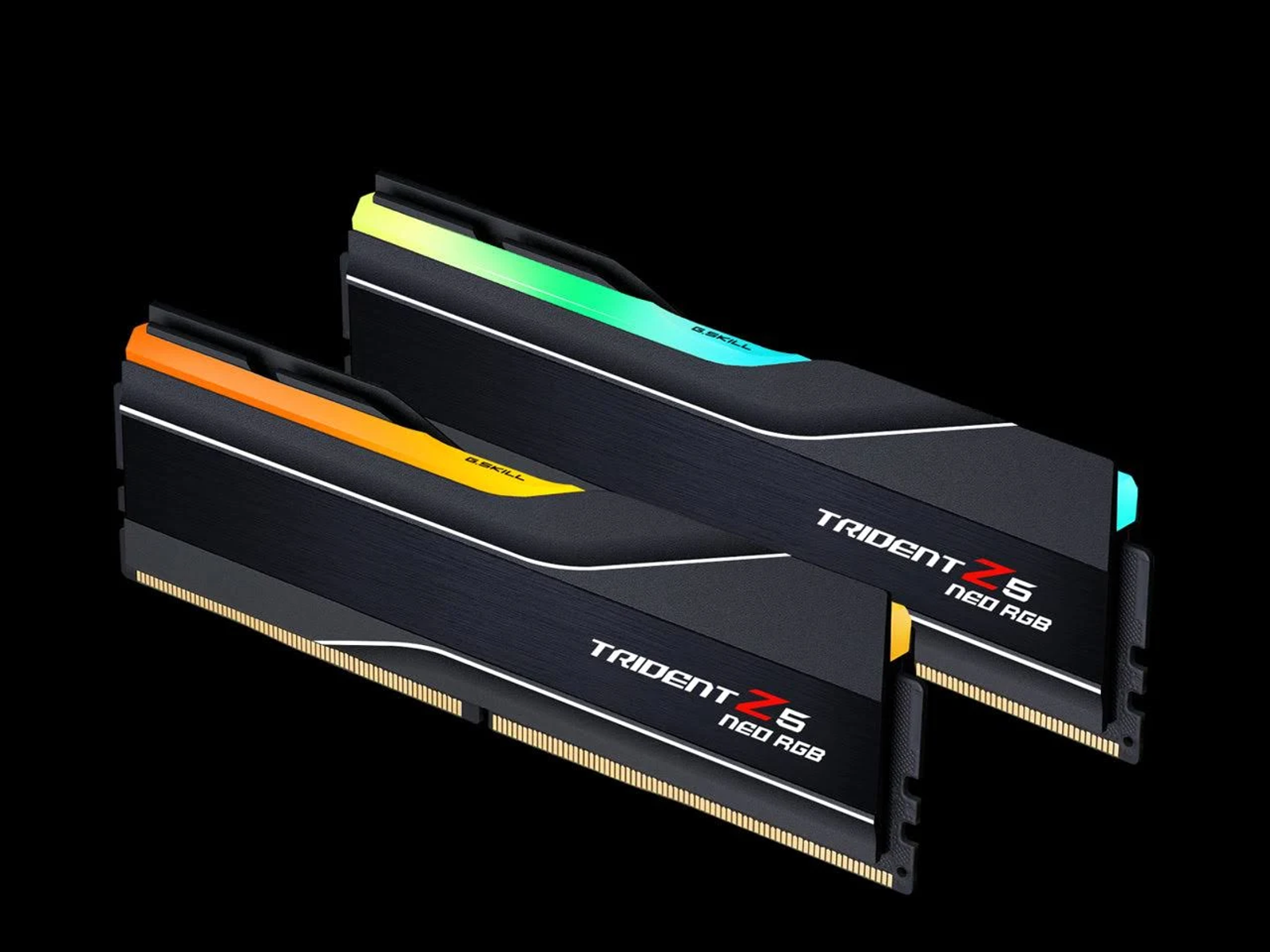 Dwa moduły RAM. Jeden z zielonymi i niebieskimi światłami, drugi z pomarańczowymi i żółtymi. Czarne wykończenie.