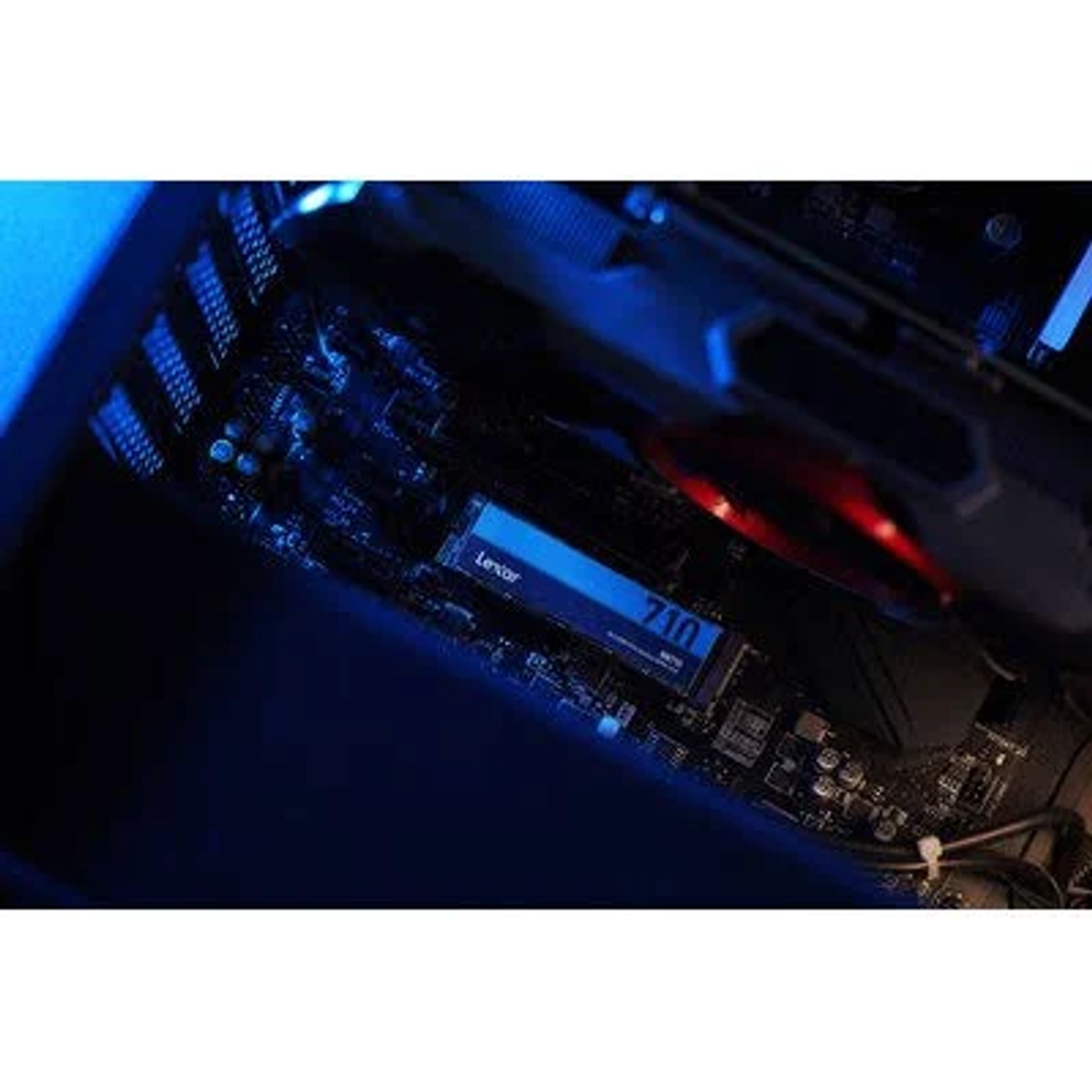 Komponenty komputera. Widok wewnętrzny, pokazujący zainstalowany w komputerze dysk SSD Lexar.