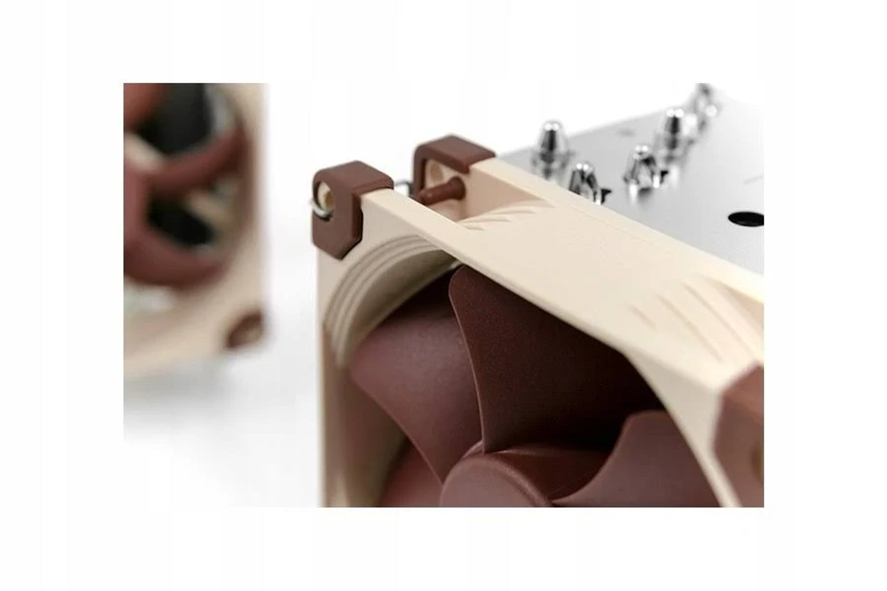 Zbliżenie brązowego wentylatora z beżową ramą, pokazujące łopatki.