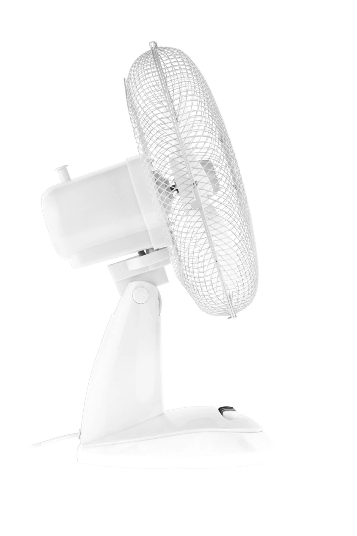 Weißer Tischventilator mit Schutzgitter und weißem Sockel, isoliert auf Weiß.