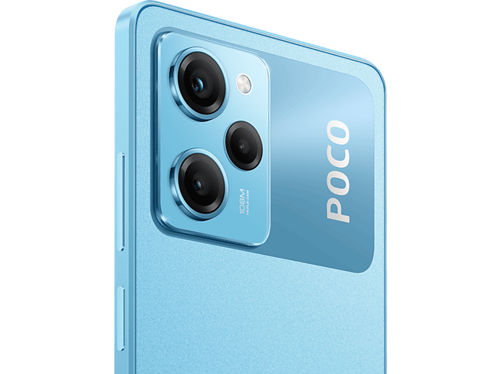 Zbliżenie modułu aparatu jasnoniebieskiego telefonu Poco. Widoczne są trzy obiektywy.