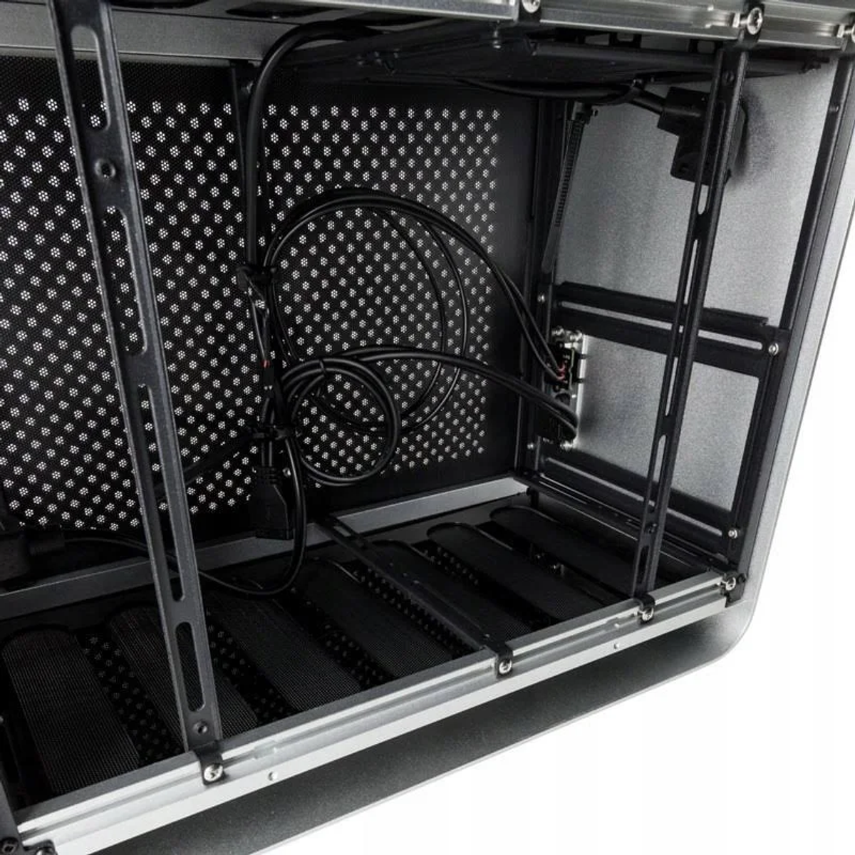 Wnętrze obudowy komputera, okablowanie i komponenty.