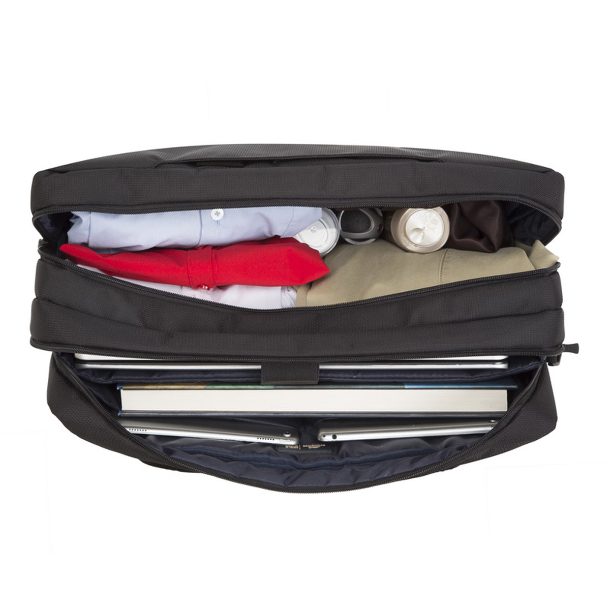 Offene schwarze Aktentasche. Im Inneren befinden sich Kleidung, Bücher und eine Brille. Die Tasche ist offen.