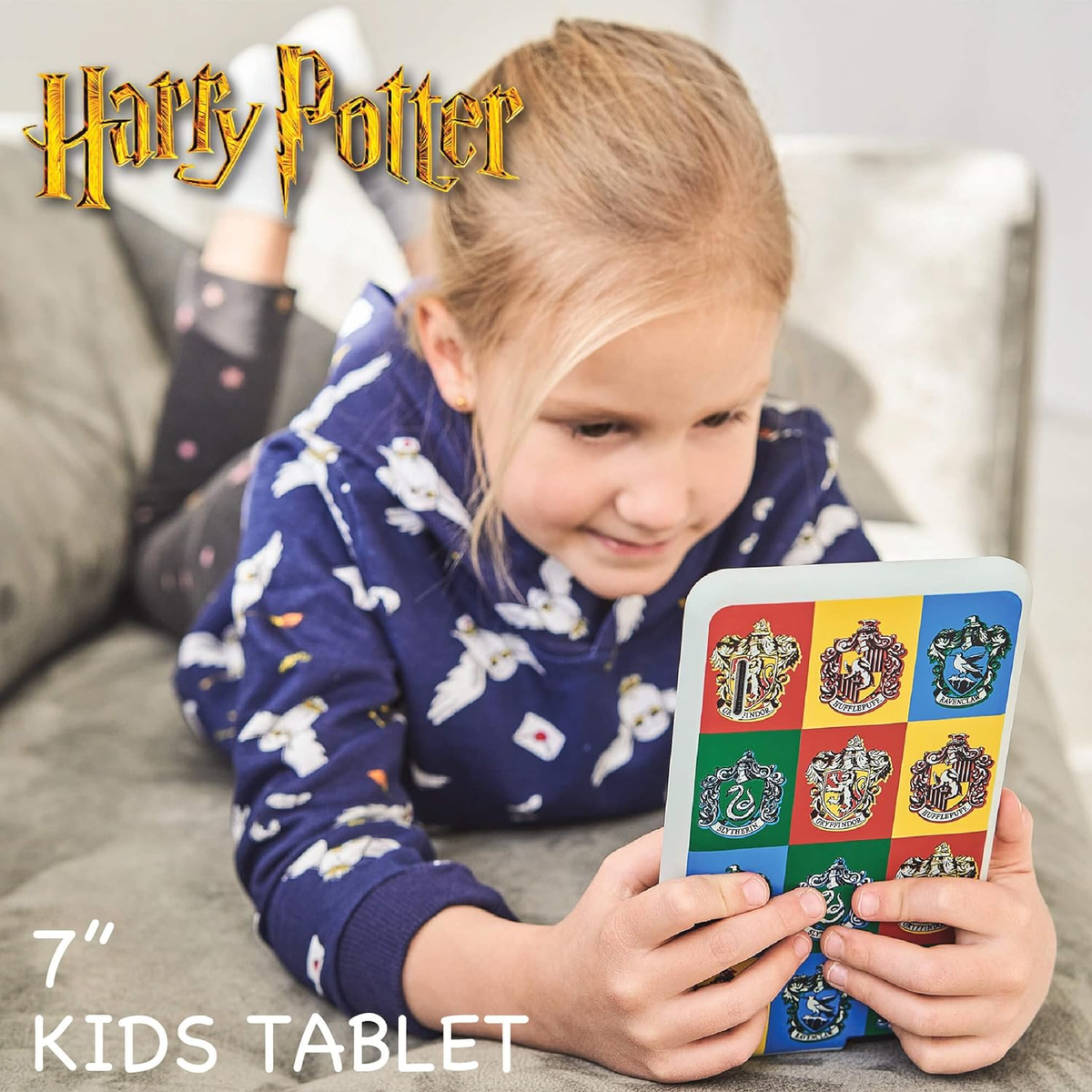 Una ragazza sdraiata su un divano usa un tablet di Harry Potter con icone colorate.