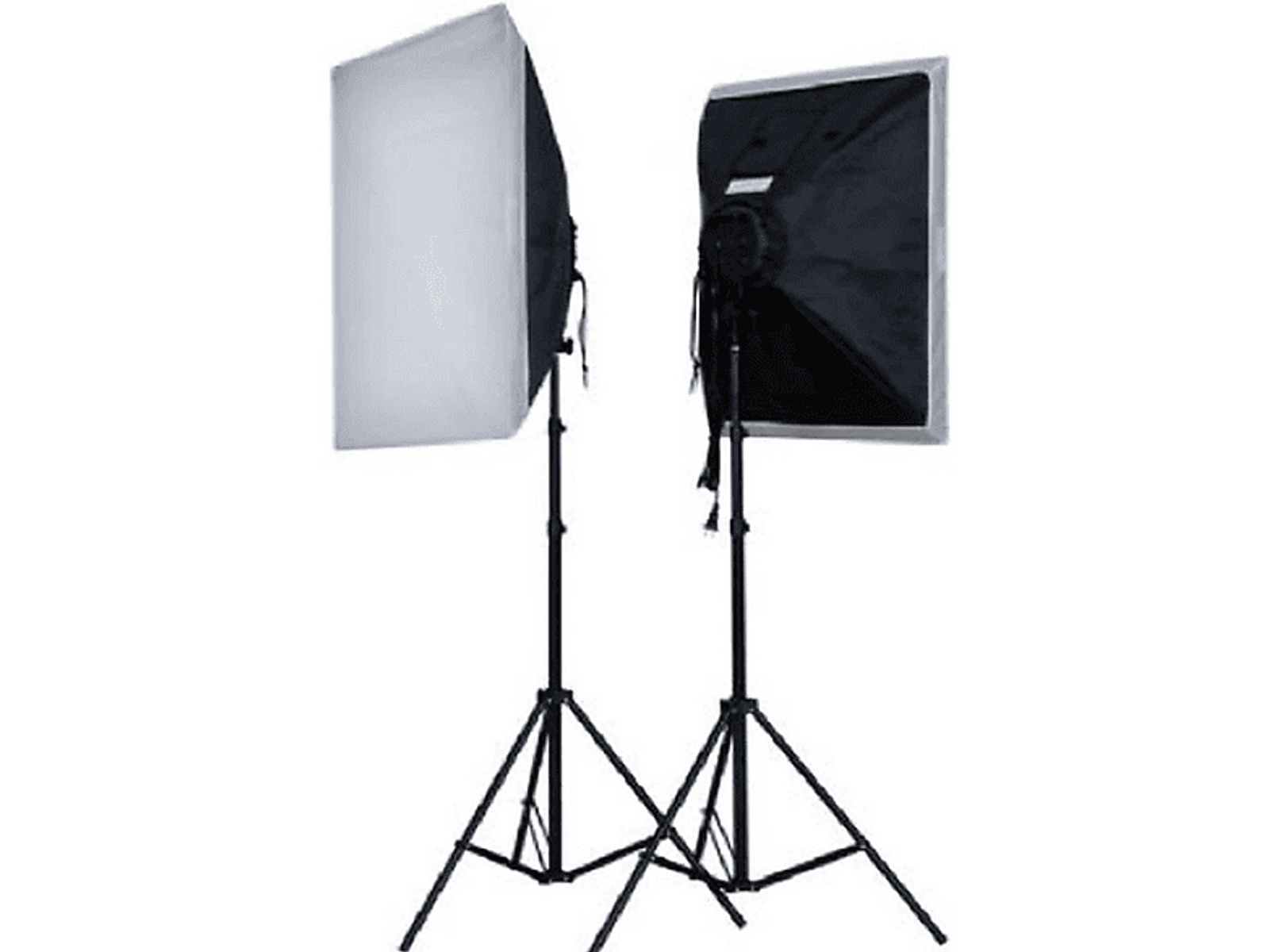 Zwei Studiolampen auf Ständern, mit rechteckigen Softboxen, vor dunklem Hintergrund platziert.