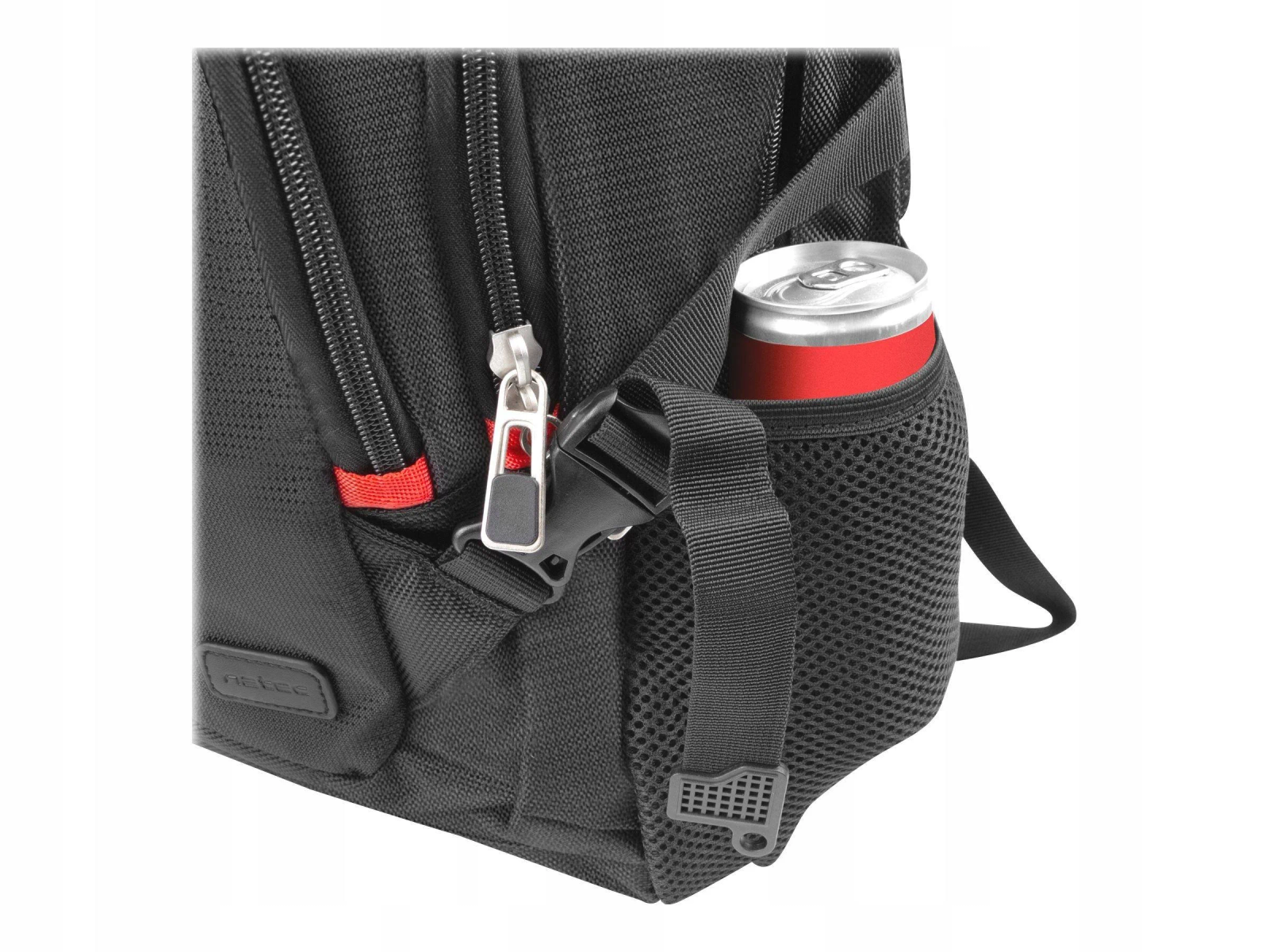 Schwarzer Rucksack mit einer Getränkedose in der Seitentasche. Reißverschluss und Schnalle sind sichtbar.