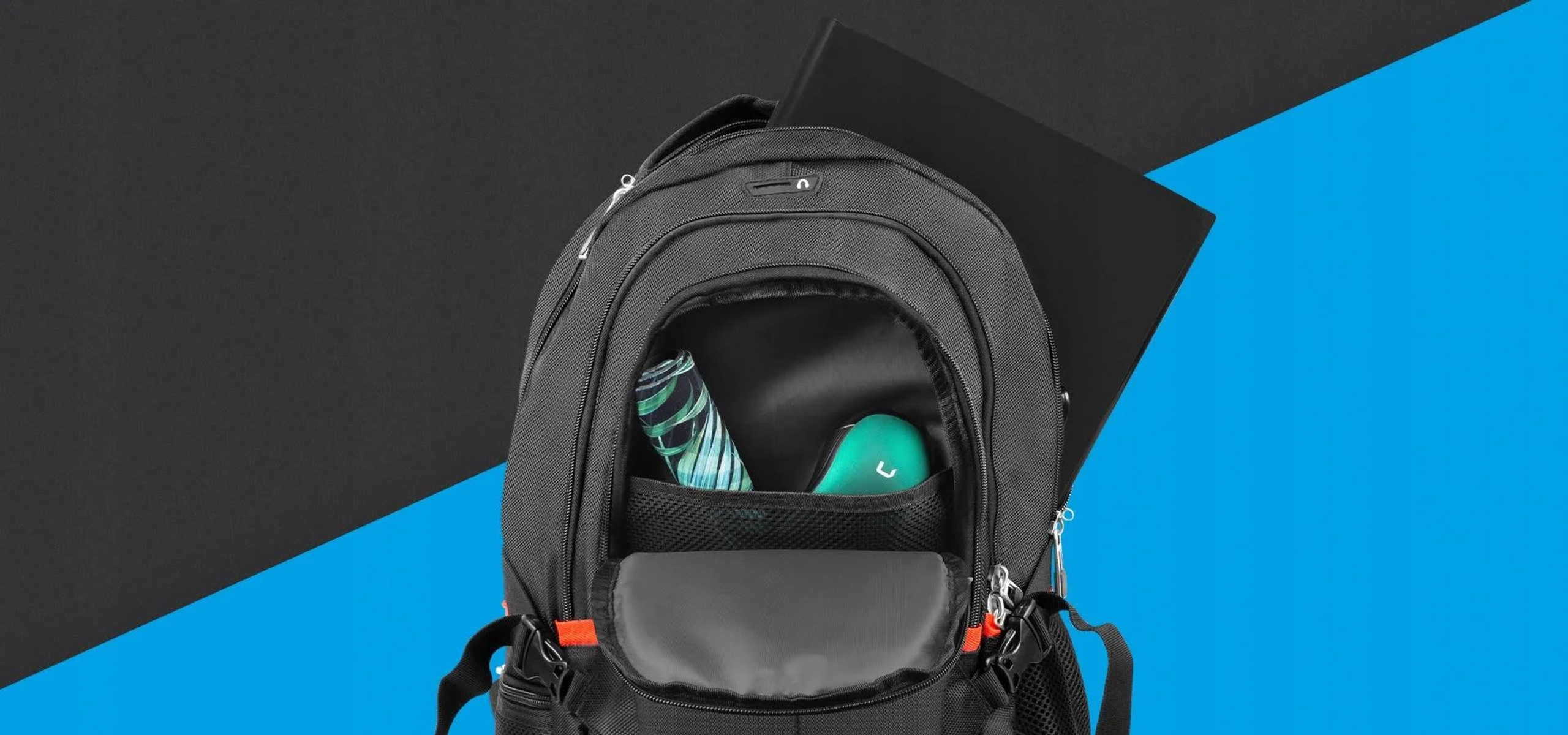 Schwarzer Rucksack, offen, mit Regenschirm, grünem Gegenstand und Laptop drin.