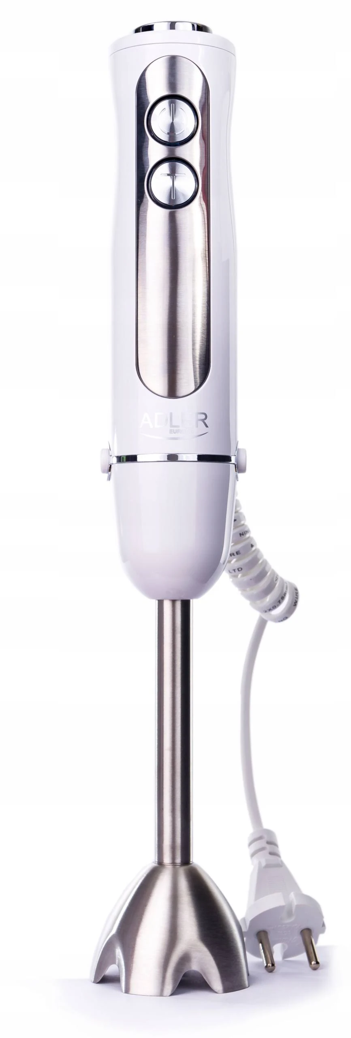 Biały i srebrny blender ręczny. Ma dwa przyciski. Biały kabel i wtyczka. Białe tło.