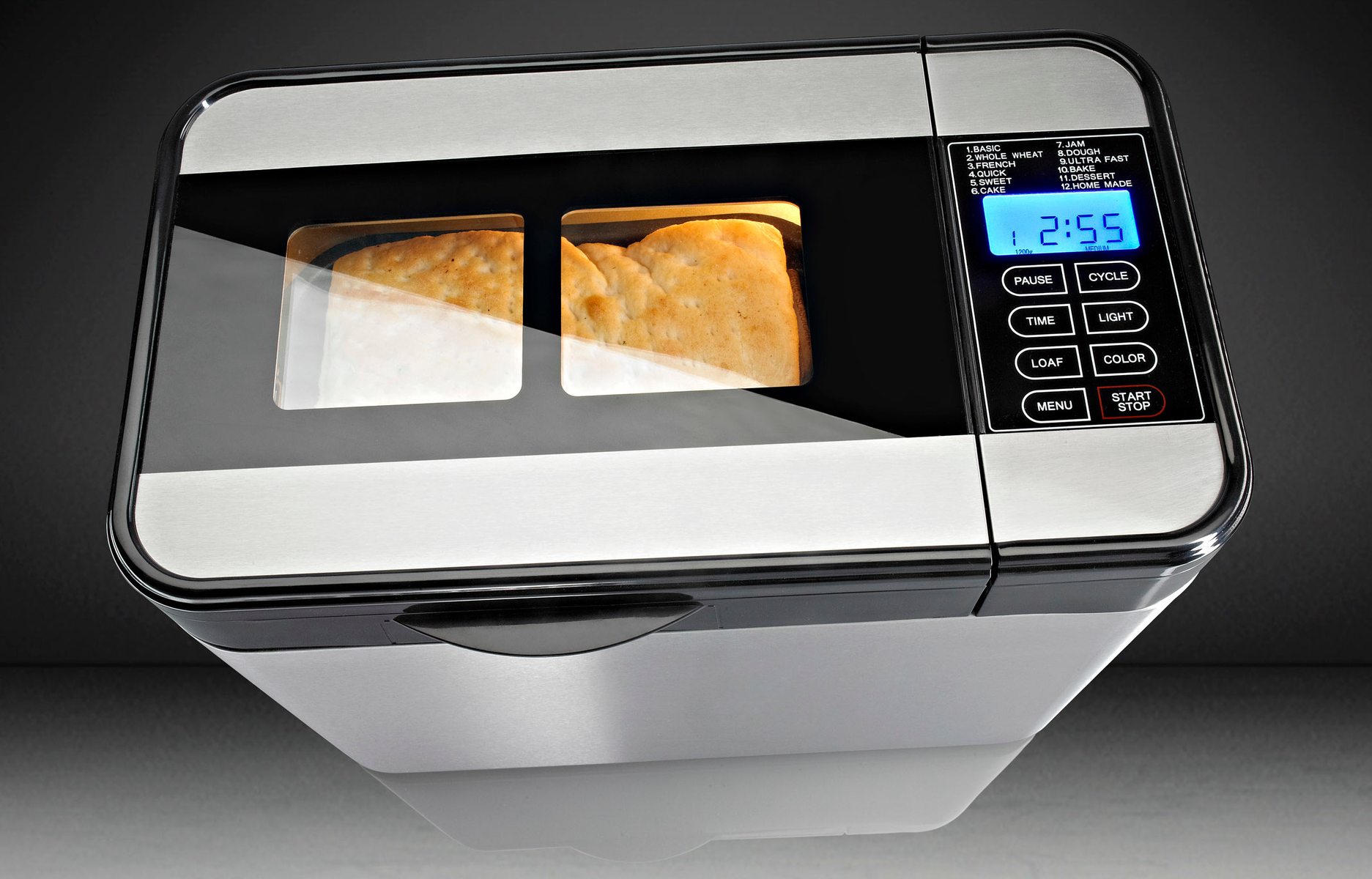 Brotbackmaschine, mit Brot darin. Digitalanzeige zeigt die Zeit. Edelstahl und Schwarz.