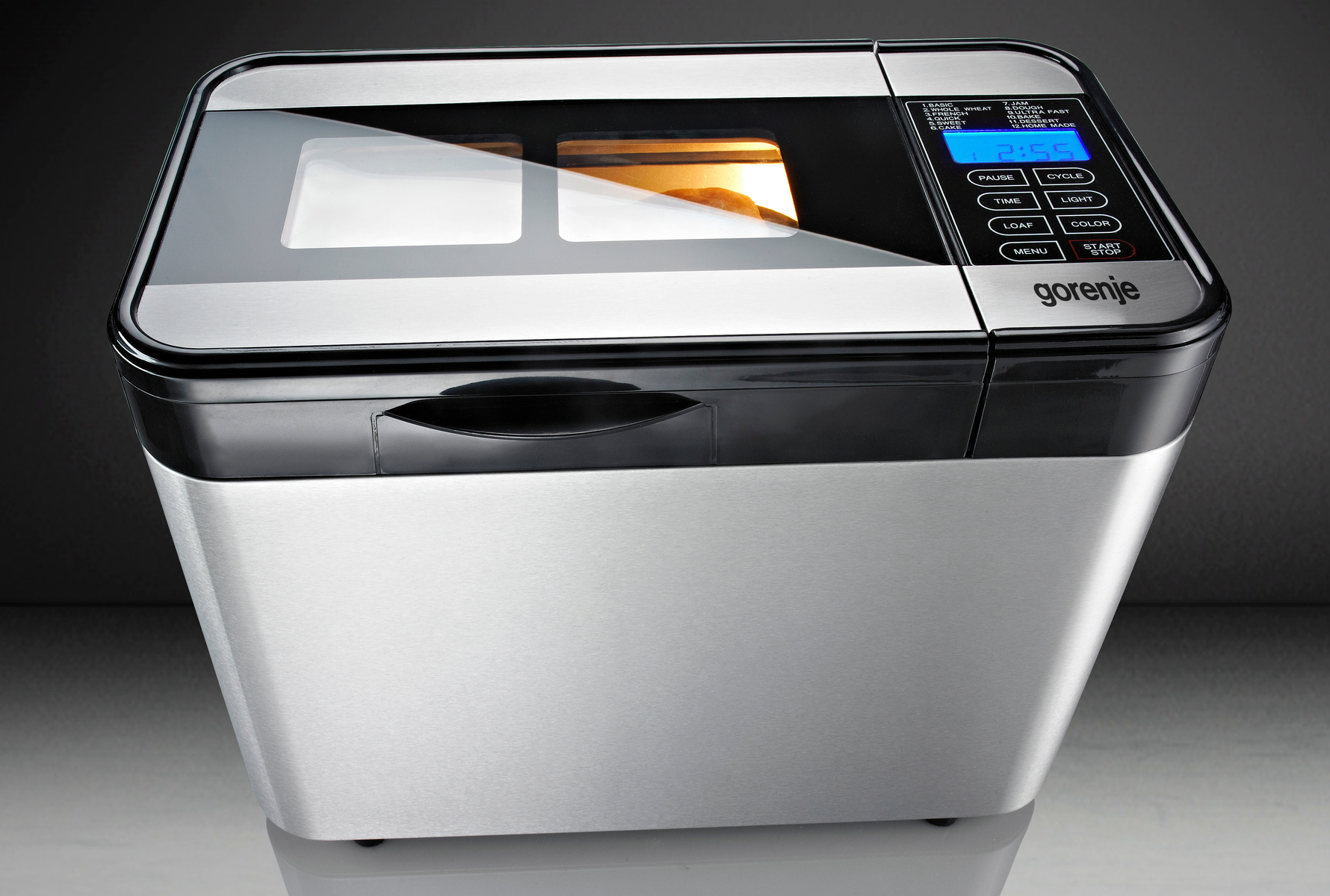 Eine silberne und schwarze Gorenje Brotbackmaschine mit Display.