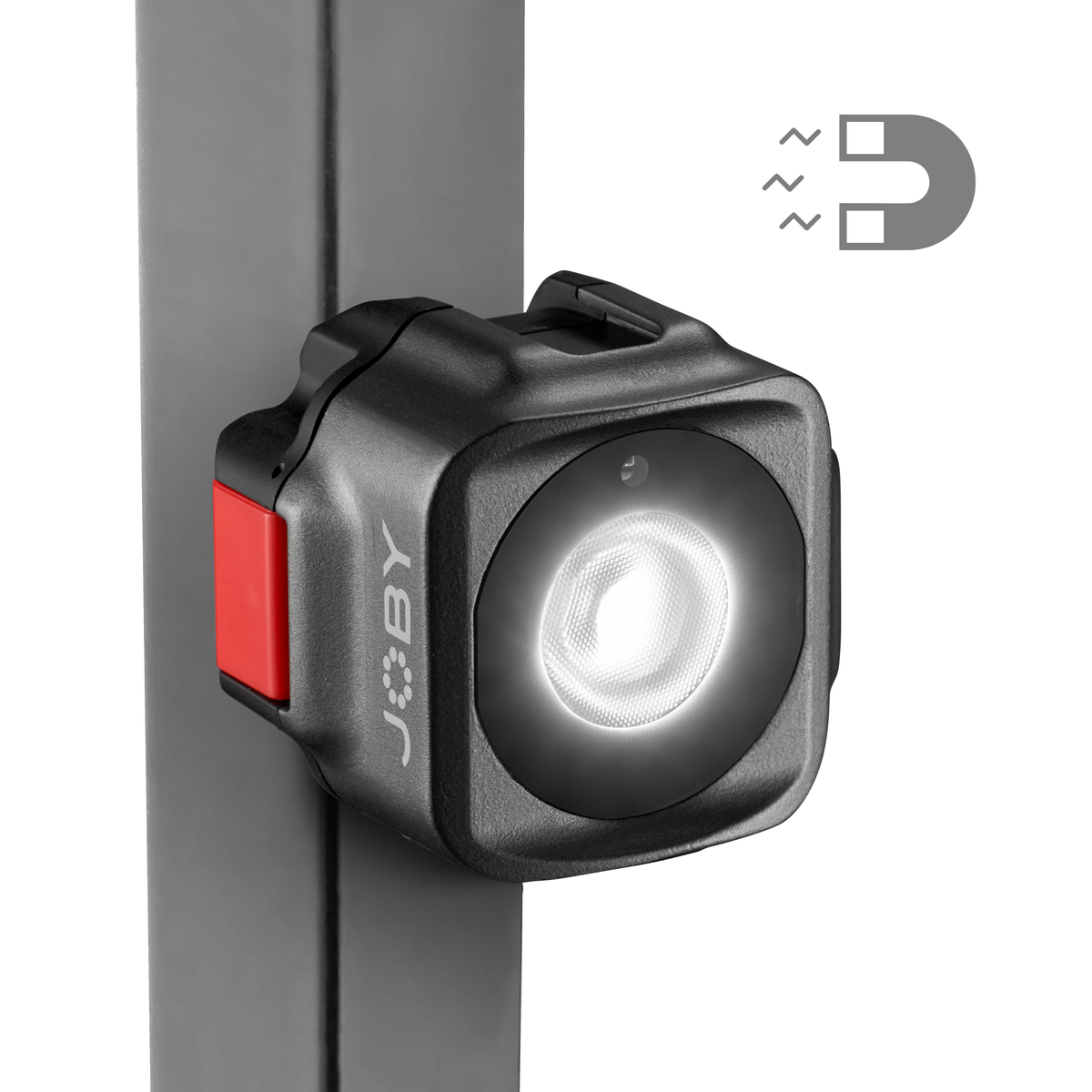 Schwarzes LED-Arbeitslicht an einer Stange mit Magnet. Roter Knopf vorhanden.