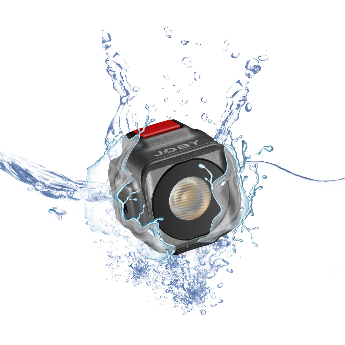 Eine schwarze und graue Action-Kamera, die in Wasser getaucht ist, mit Wasser, das um sie herum spritzt.