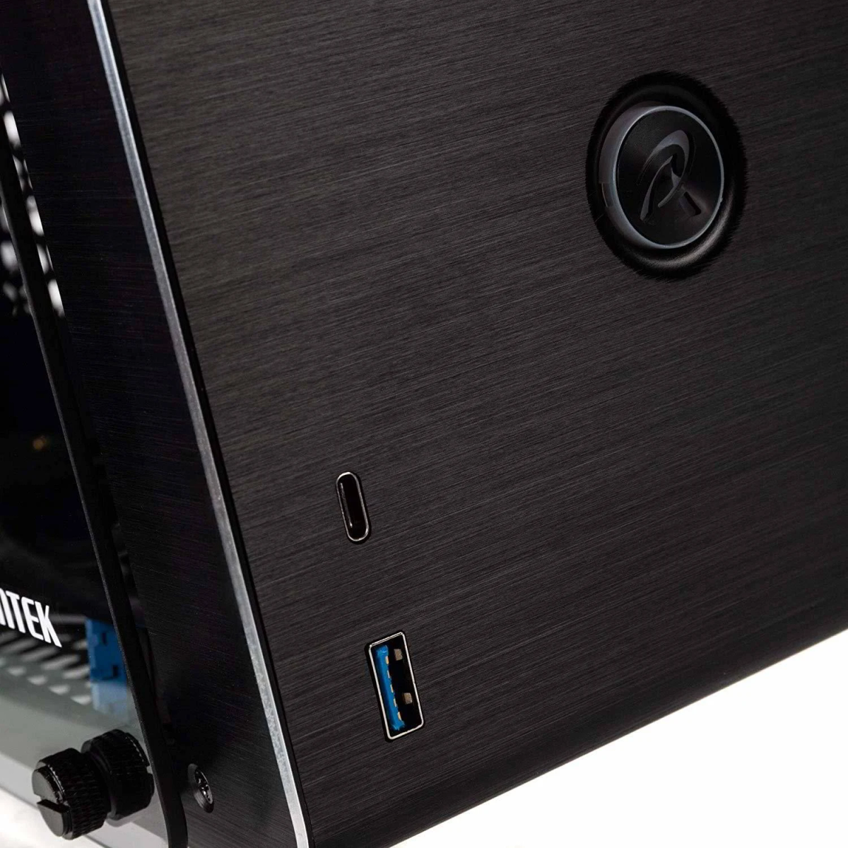 Primo piano di un case per computer nero con porta USB e pulsante di accensione.