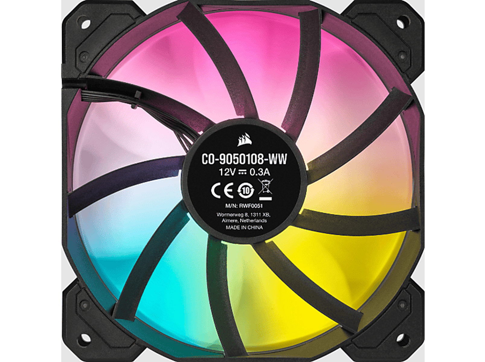 Wentylator PC z kolorowymi światłami. Czarna rama. Białe tło.