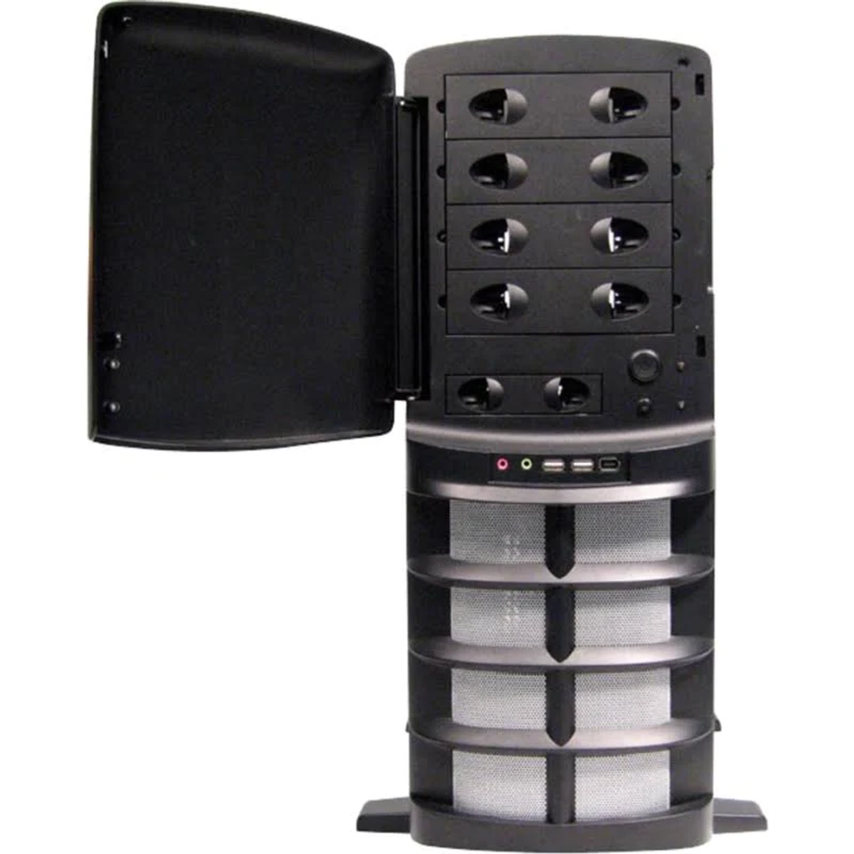 Czarna obudowa komputera z otwartymi drzwiami ujawniającymi gniazda i elementy wewnętrzne.