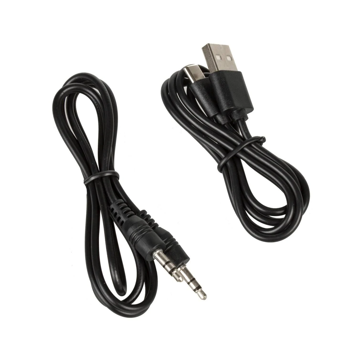 Cavi di ricarica neri: USB a USB-C e da 3,5 mm a 3,5 mm. Sfondo bianco. Cavi attorcigliati.