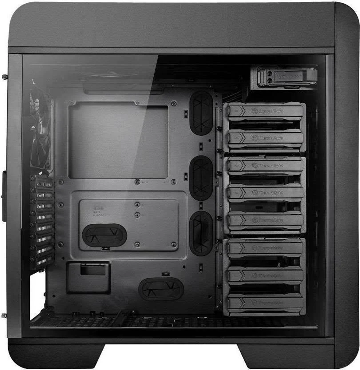 Interno del case del computer. Vani unità, area scheda madre e pannello laterale in vetro visibili.
