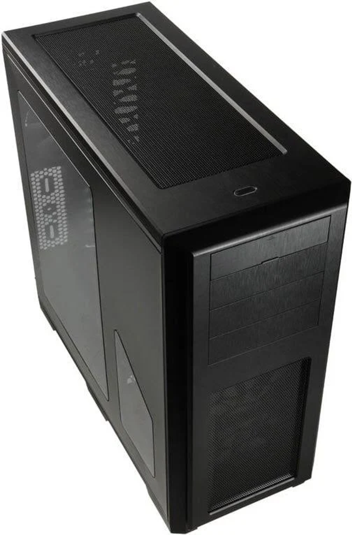 Zwarte computerkast. De kast heeft een mesh voorkant en een doorzichtig zijpaneel. Op een witte achtergrond.