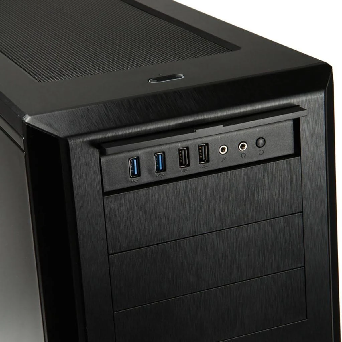 Zwart computerkast voorpaneel. Bevat USB-poorten, audio jacks en aan/uit knoppen.