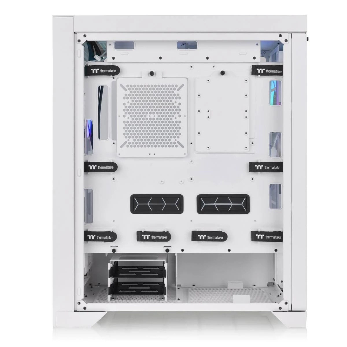 Biała obudowa komputera, otwarta, pokazująca wewnętrzne komponenty. Widoczne loga Thermaltake.