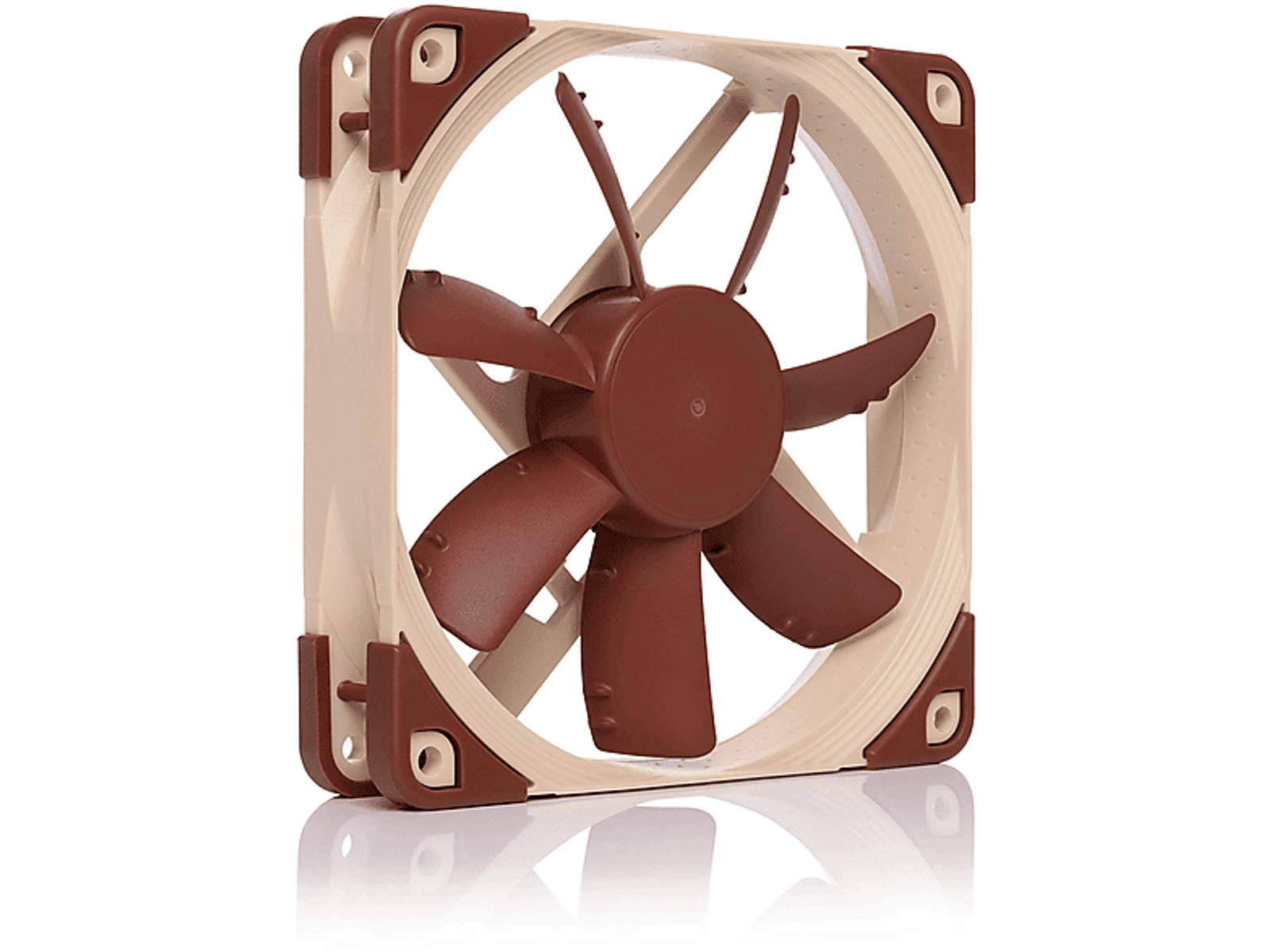 Wentylator komputerowy z brązowymi łopatkami i beżową ramą. Wentylator jest pod kątem.