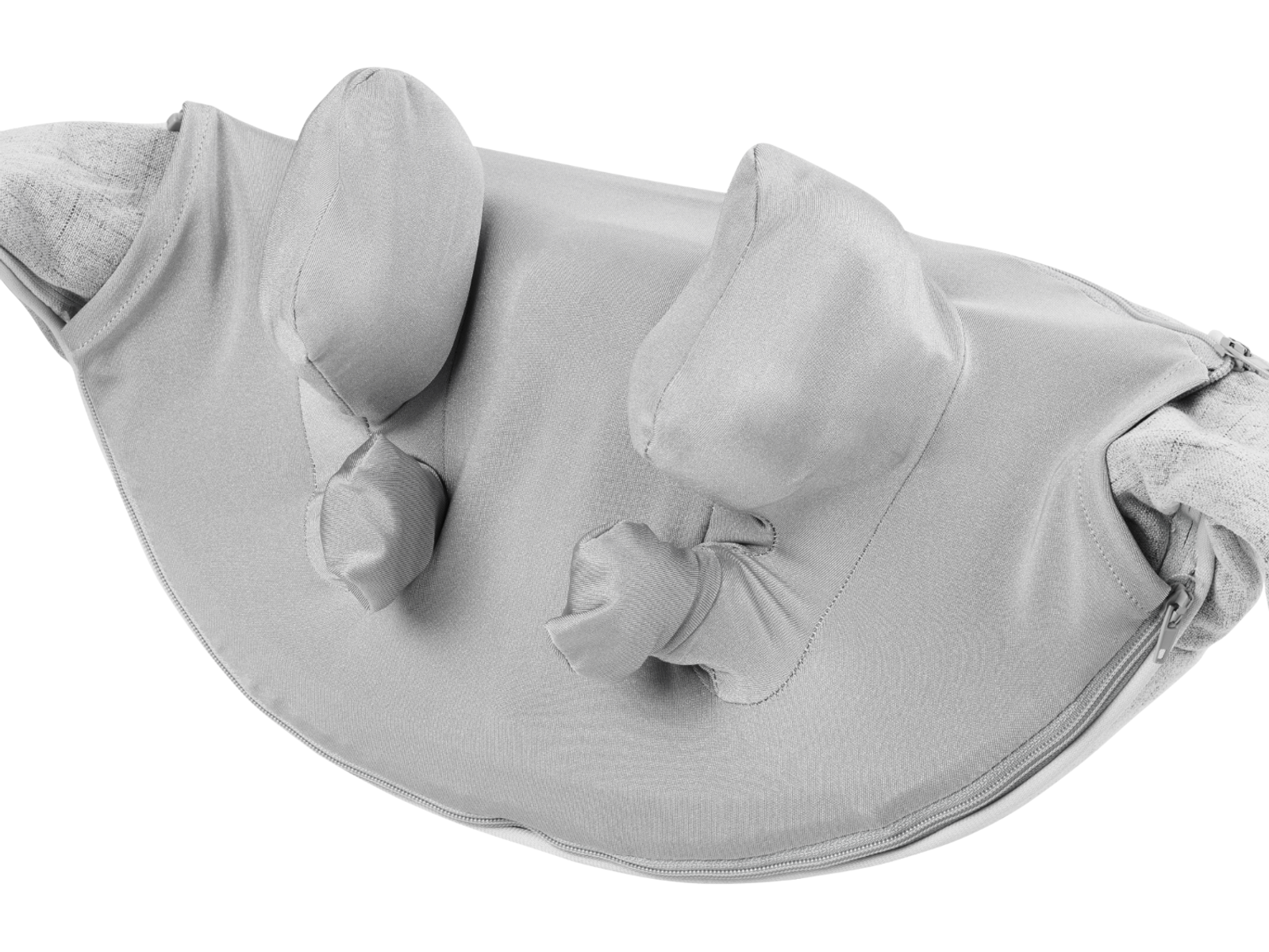 Un nido para bebés gris, con dos soportes para la cabeza y una cremallera. El nido está sobre un fondo blanco.