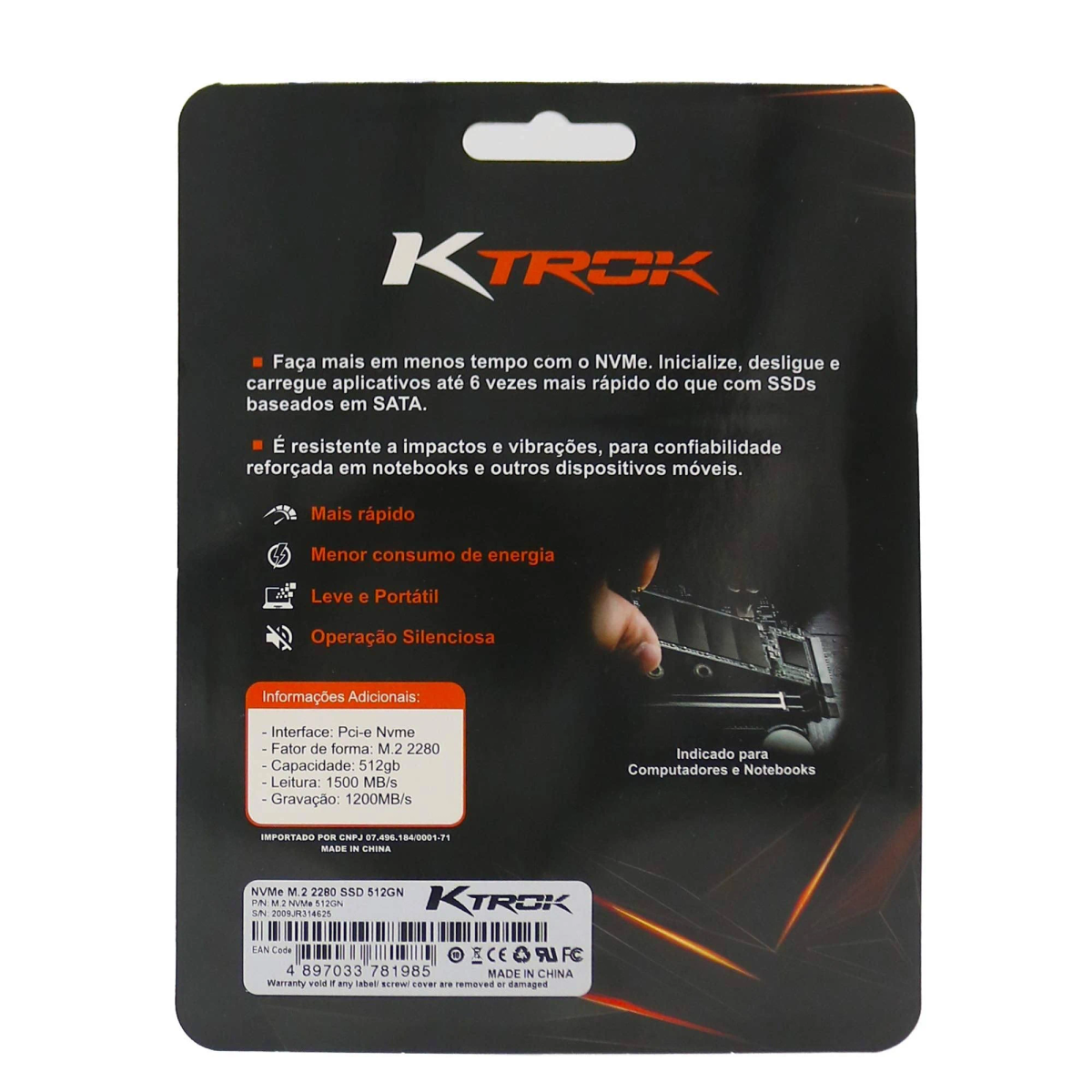 Czarno-białe opakowanie z tekstem o dysku SSD NVMe, z widocznym dyskiem SSD i kodem QR.