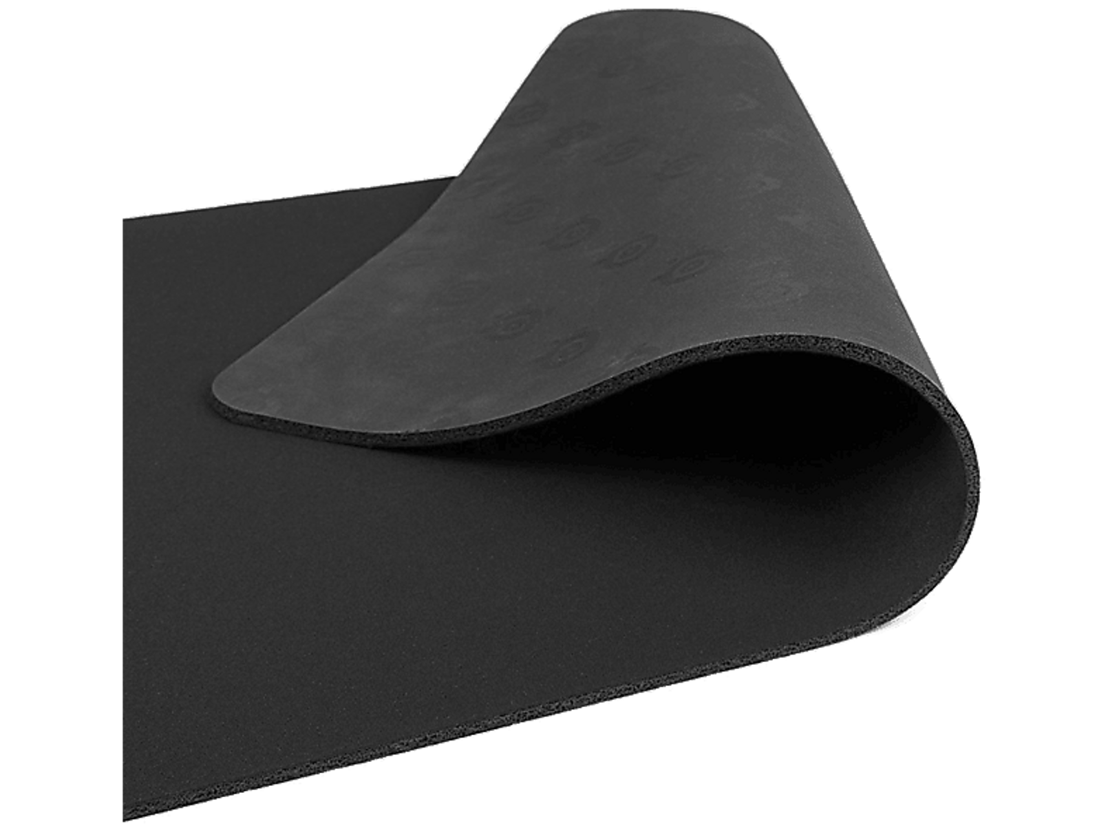 Schwarze Yogamatte aufgerollt. Die obere Schicht ist zurückgerollt. Schwarze Oberfläche. Weißer Hintergrund.