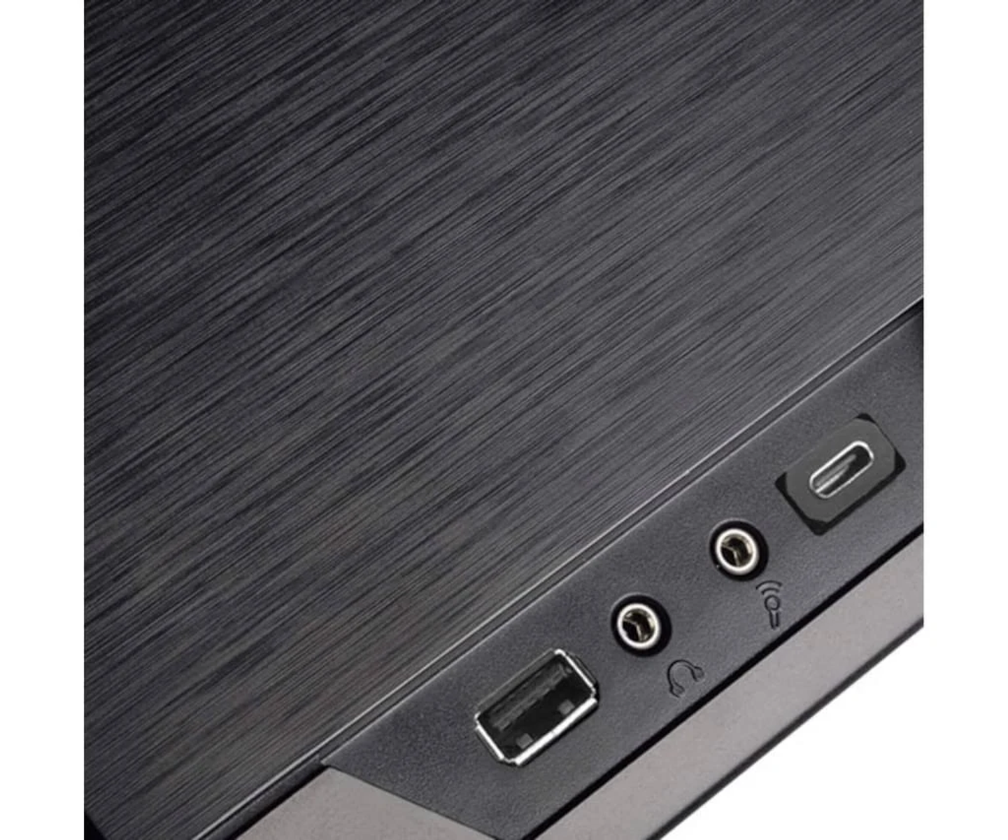 Nahaufnahme von schwarzen Computergehäuse-Anschlüssen. Enthält USB, Audio und USB-C. Die Oberfläche ist strukturiert.