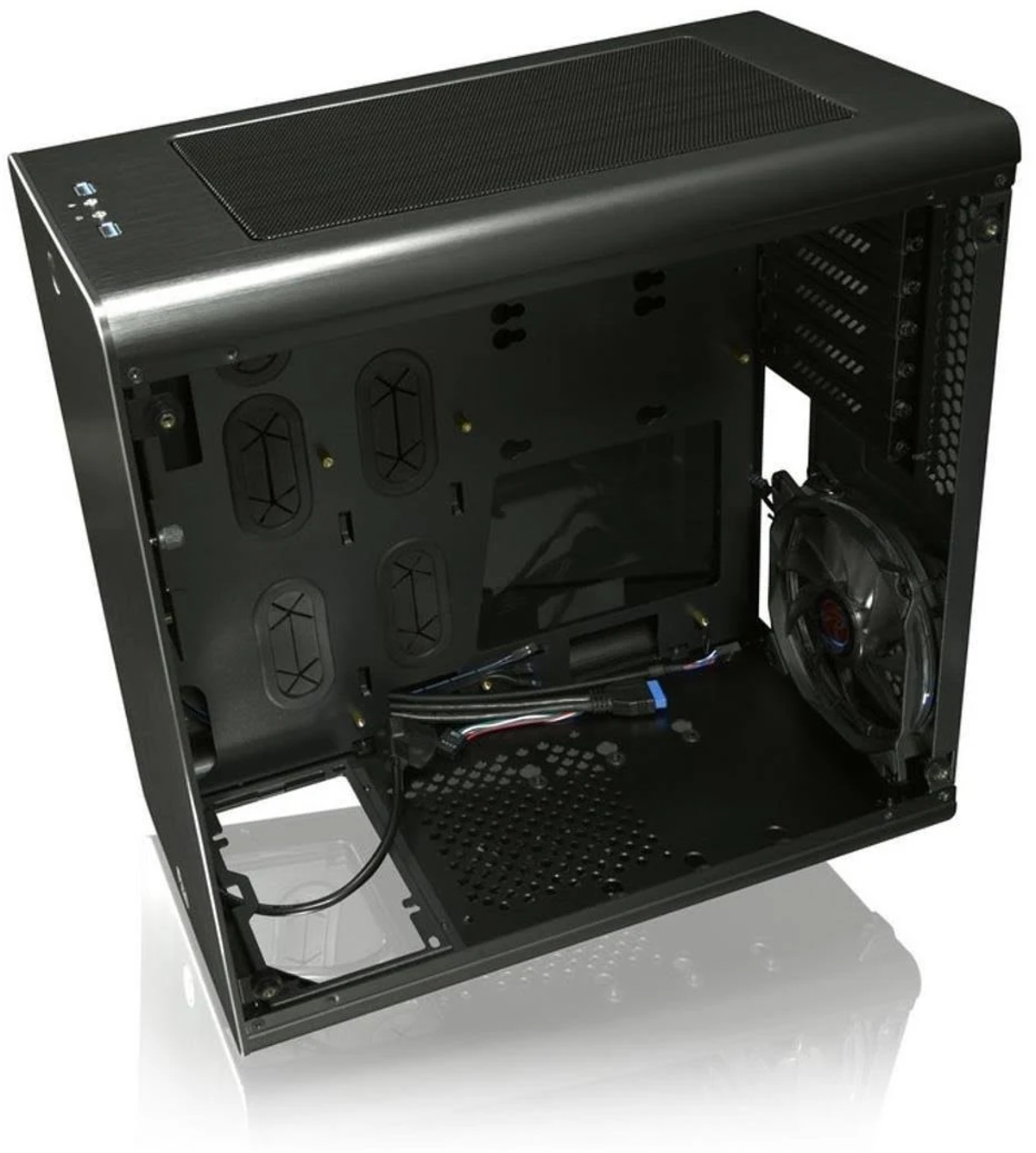 Czarna obudowa PC, otwarta, pokazująca wewnętrzne komponenty, takie jak wentylator i okablowanie.