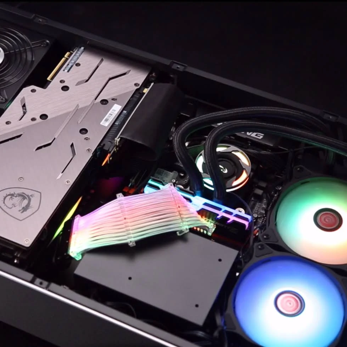 Computerkomponenten in einem Gehäuse, einschließlich GPU und Lüftern mit Lichtern.