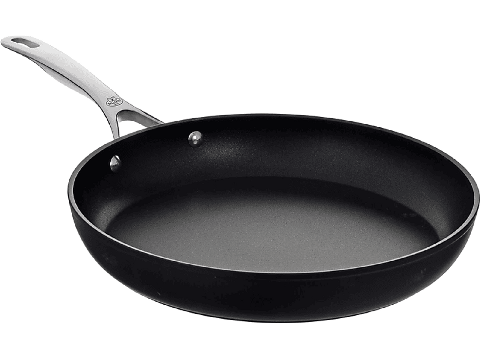 Eine schwarze Bratpfanne mit silbernem Griff. Die Pfanne ist sauber und auf weißem Hintergrund.