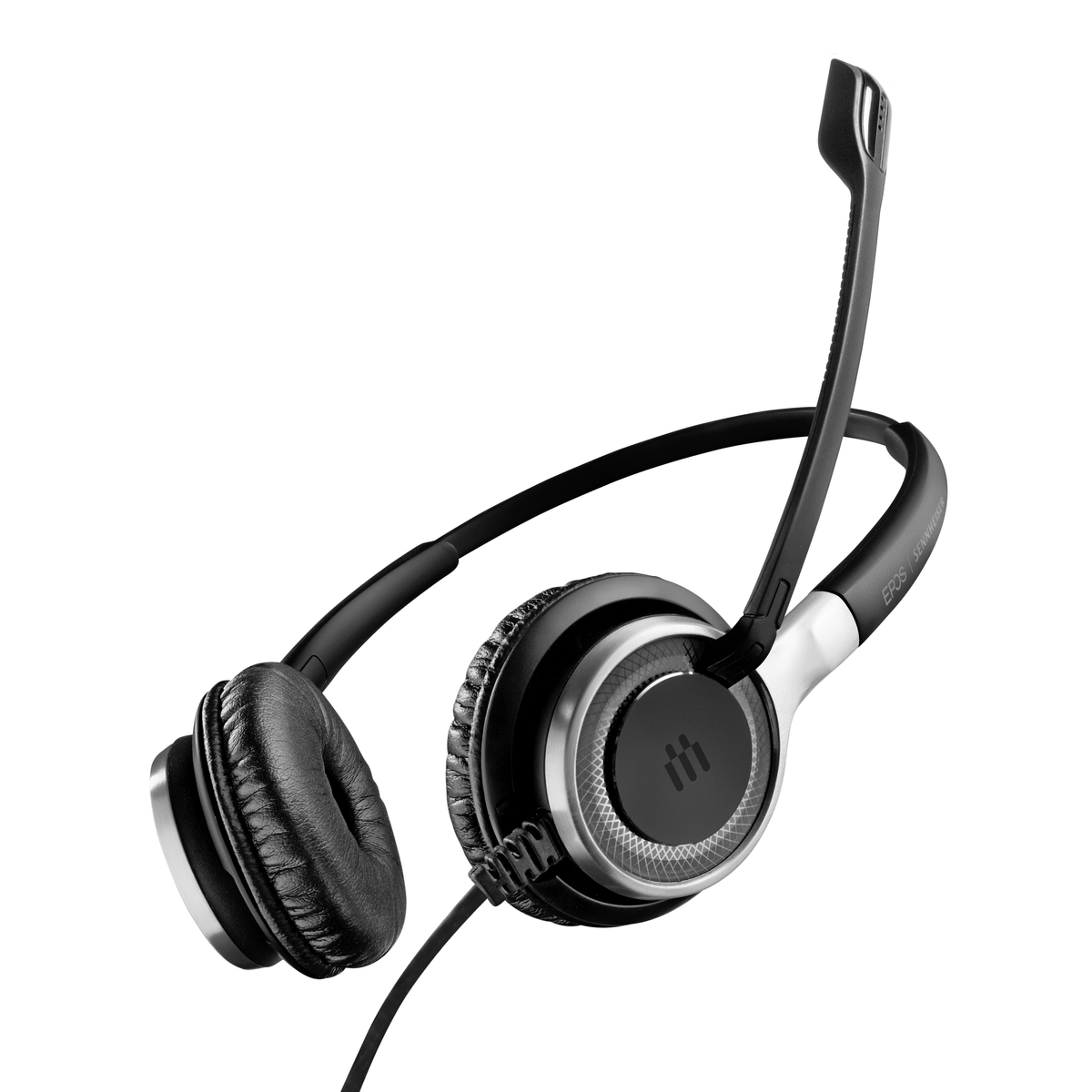 Schwarzes und silbernes Headset mit Mikrofon. Es ist auf die Kamera ausgerichtet.