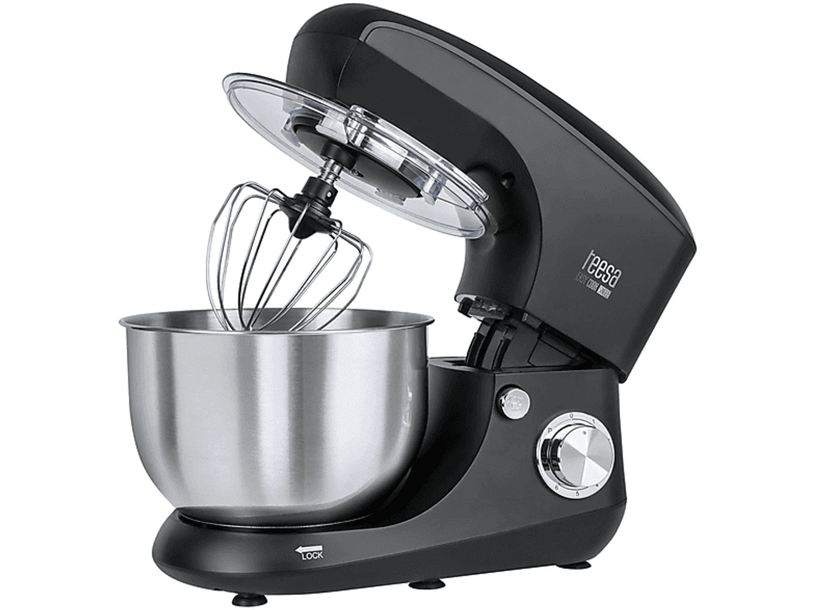 Ein schwarzer Küchenmixer mit einer Edelstahlschüssel und einem durchsichtigen Deckel. Der Arm des Mixers ist angehoben.