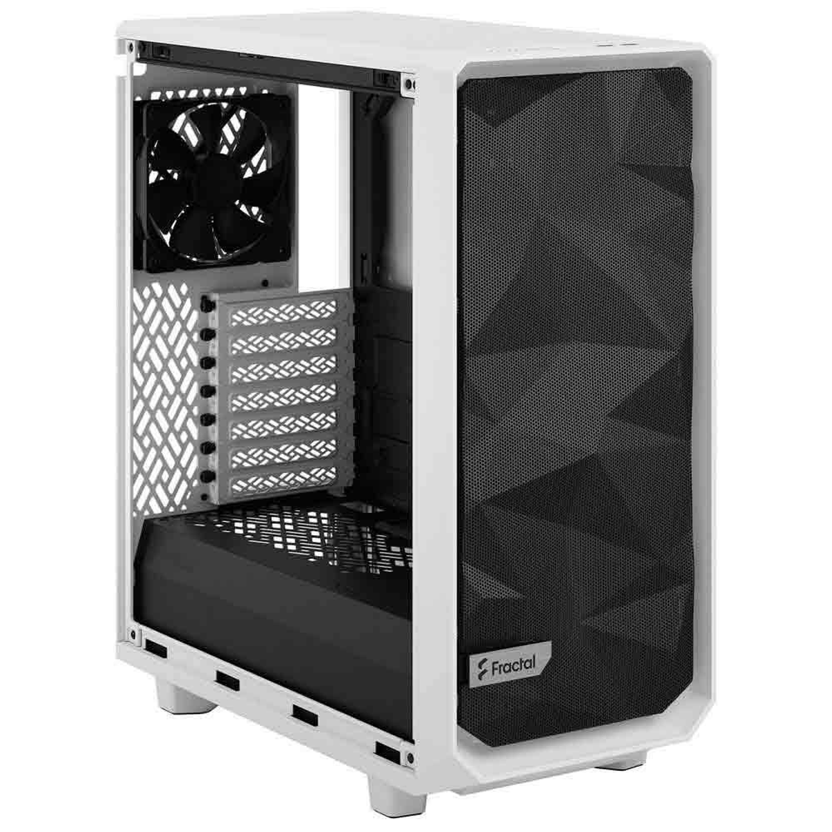 Witte computerkast met mesh voorkant. Zwart interieur met zichtbare ventilator. Witte achtergrond.