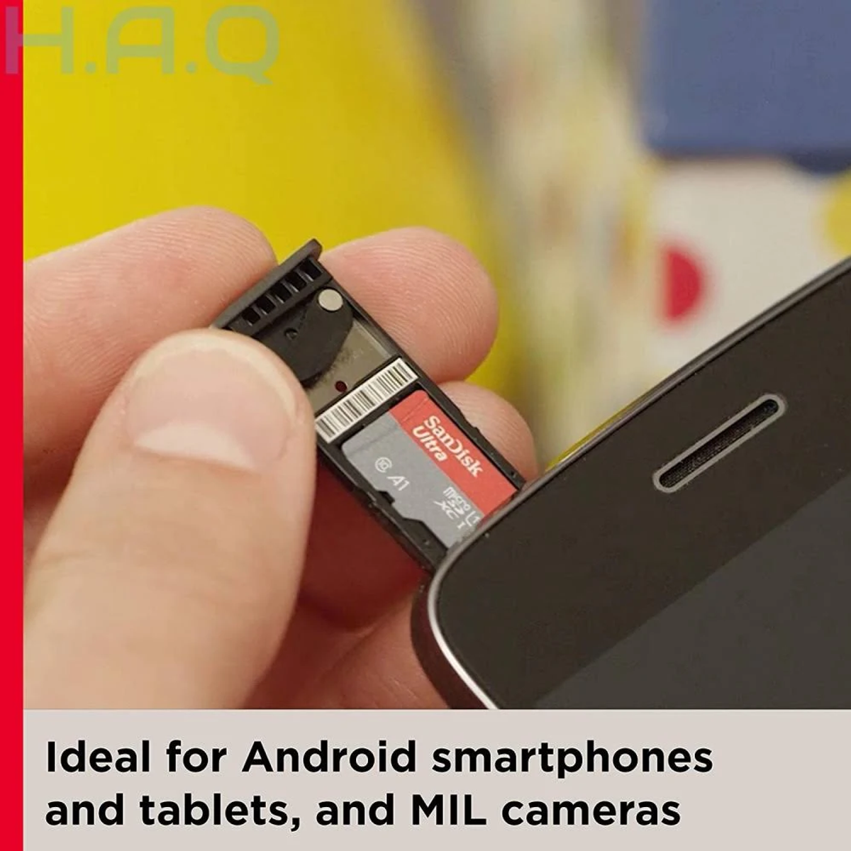 Une main insérant une carte microSD SanDisk Ultra dans un emplacement de téléphone.